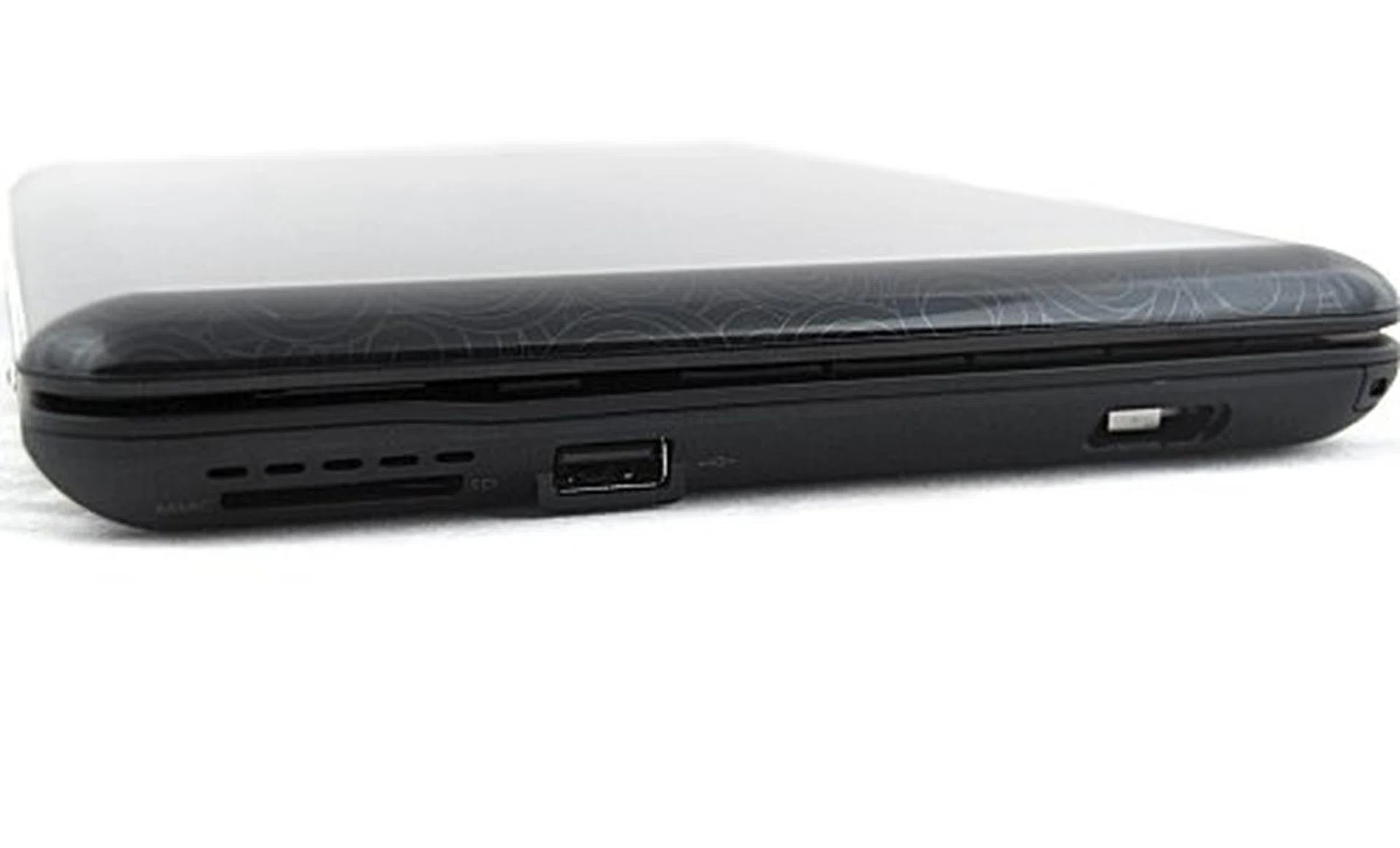 Due to its sleeker profile, HP has cut down on the connectivity options and the right side only has one USB 2.0 port, a SD/MMC card reader and an optional HP Mobile Drive port.