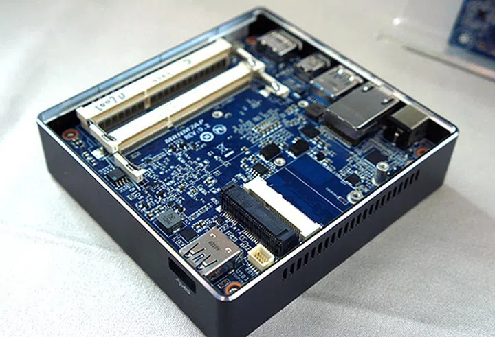 Inside, it's not that different from the Intel NUC Mini-PC that we reviewed. Two SO-DIMM slots for memory and slots for a mSATA SSD drive and wireless card.