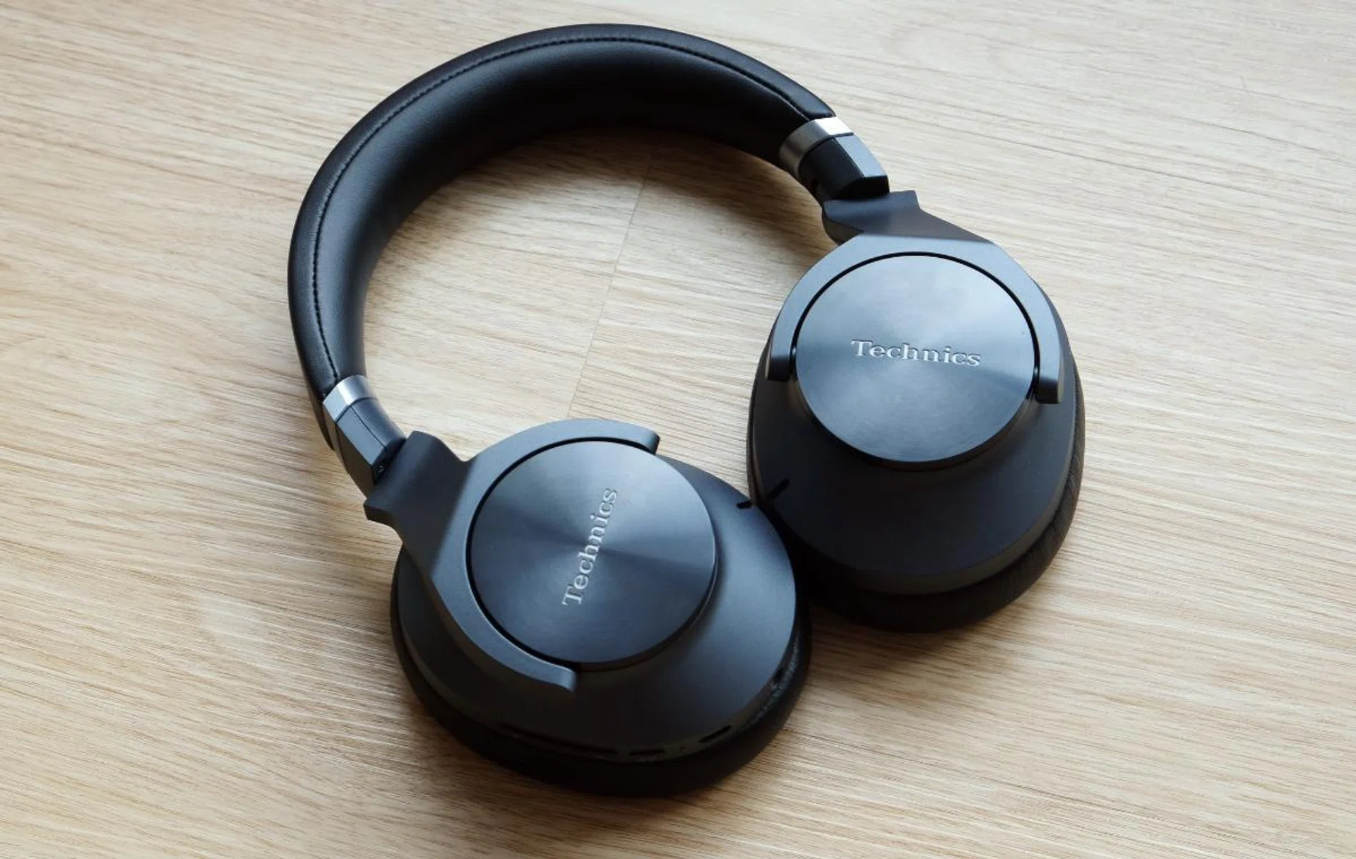 The EAH-A800 is Technics' flagship wireless ANC headphone and it's main rivals are the Sony WH-1000XM4 and Bose QuietComfort 45. 