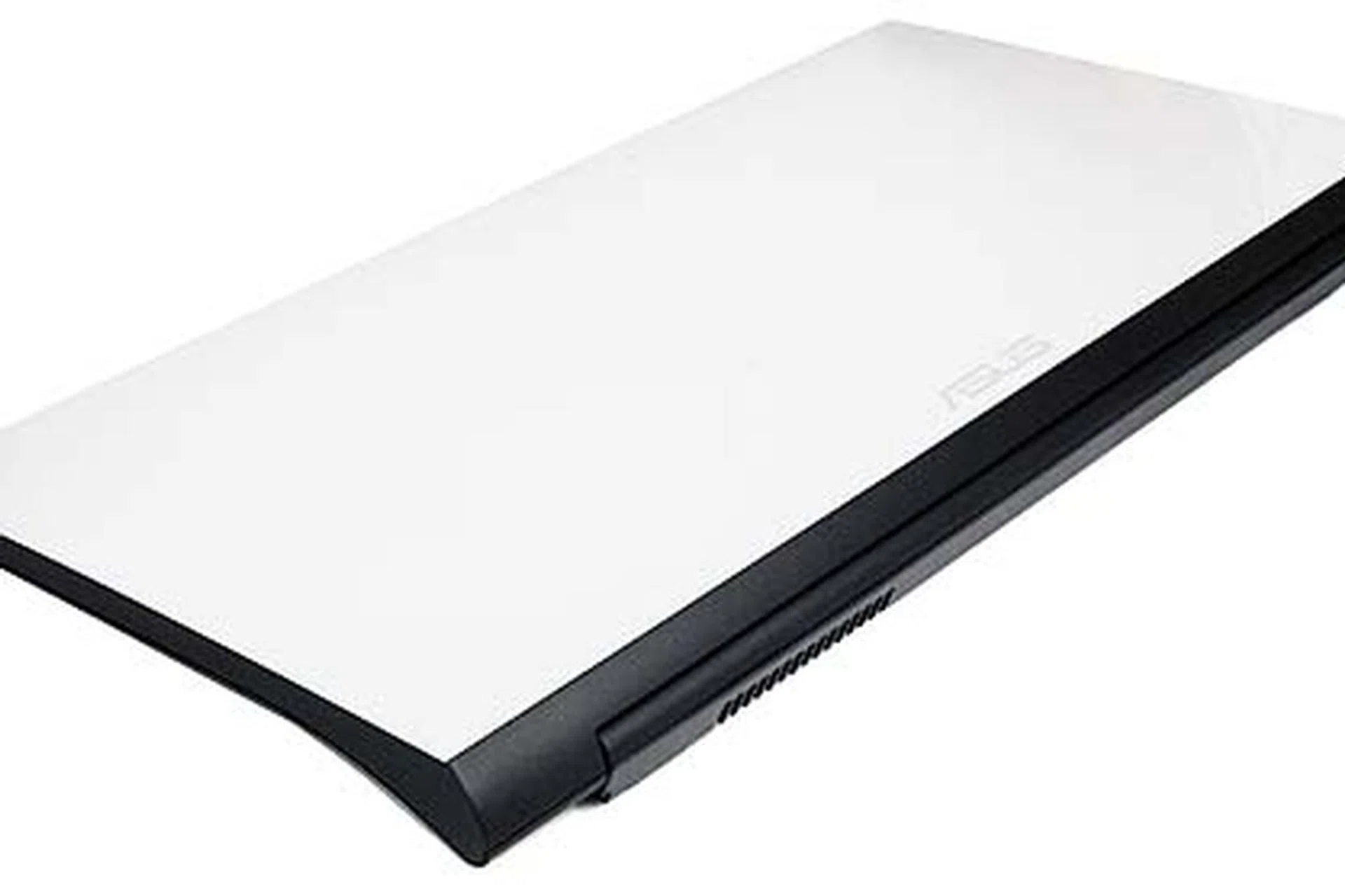 With a top made of shiny and reflective polished aluminum, the notebook was pretty challenging to photograph. Even then, the exterior is reflecting the roof of our light box.