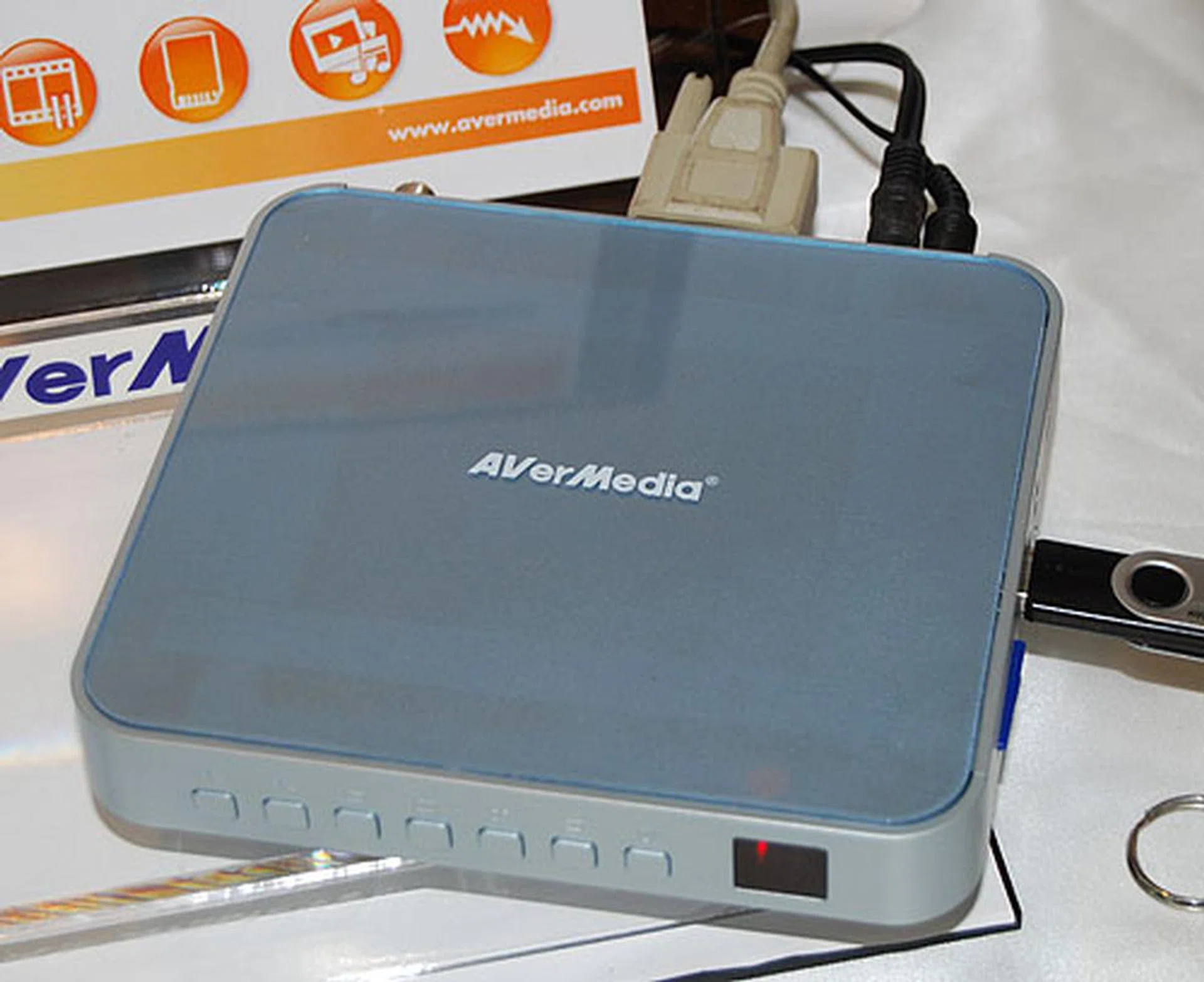 A media center wannabe, the AVerTV MediaPort supports both analog and digital TV with resolutions of up to 1920 x 1200. You can transfer your media files via its USB, MMC, SD and MS storage options.