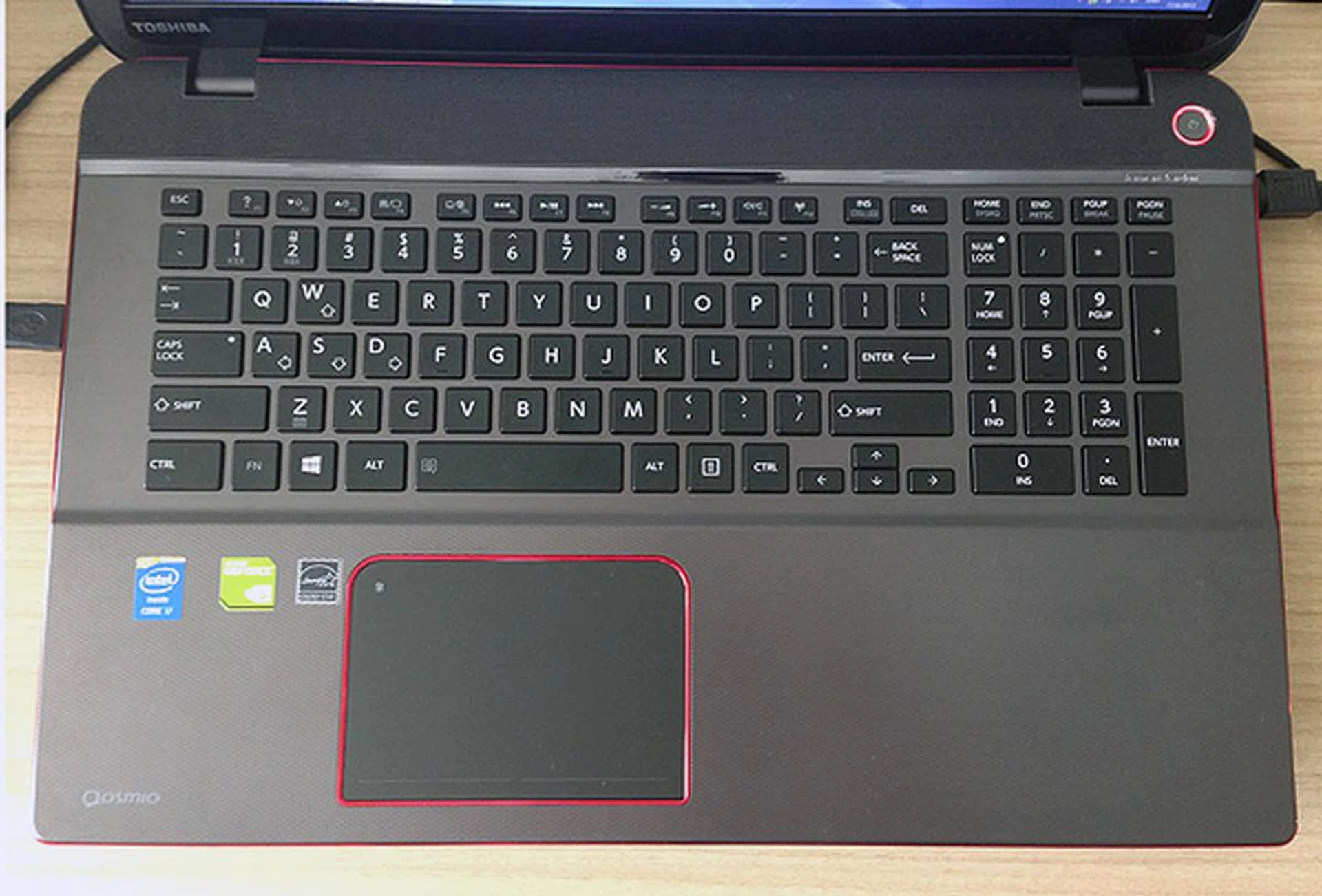 The Qosmio X70 has a full-sized back-lit keyboard with number pad. It features Toshiba's new "frameless" design, which is to say it is built on a single piece of aluminum.