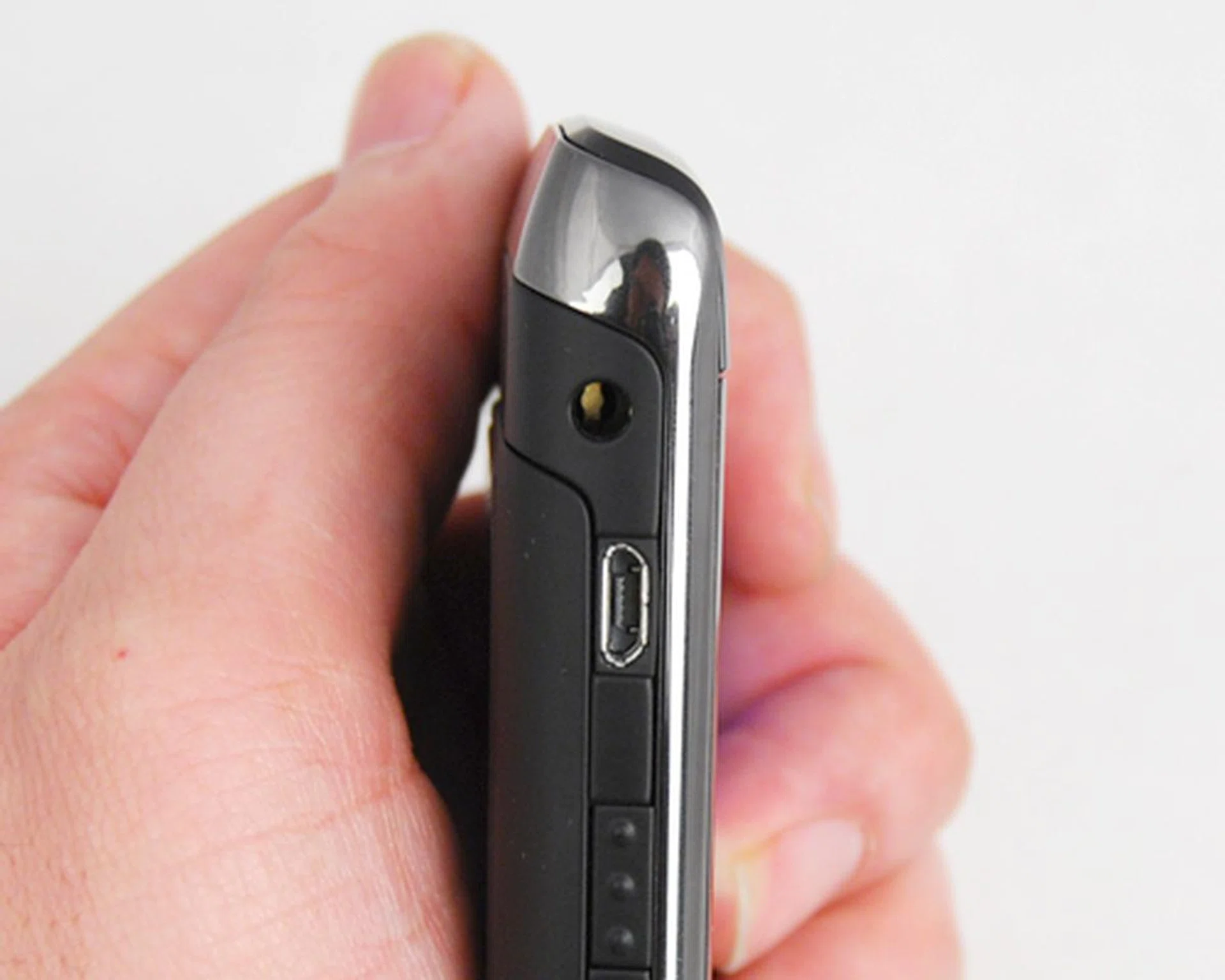 In place of the mini-USB port that we are familiar with, the Bold 9700 now sports the standardized micro-USB ports for mobile devices.