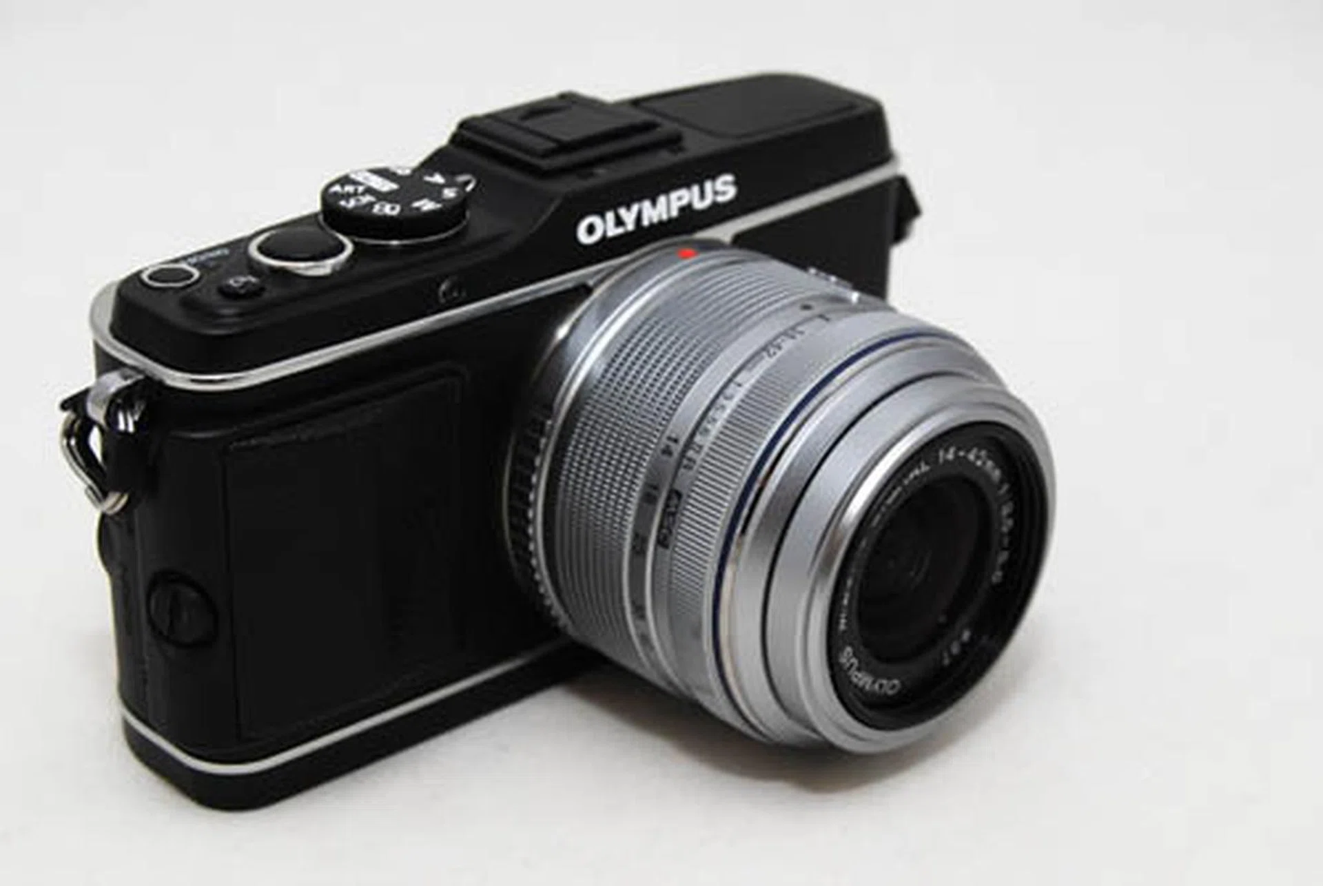 In comparison with the standard 14-40mm kit lens which comes with the E-P3 (lens retracted).
