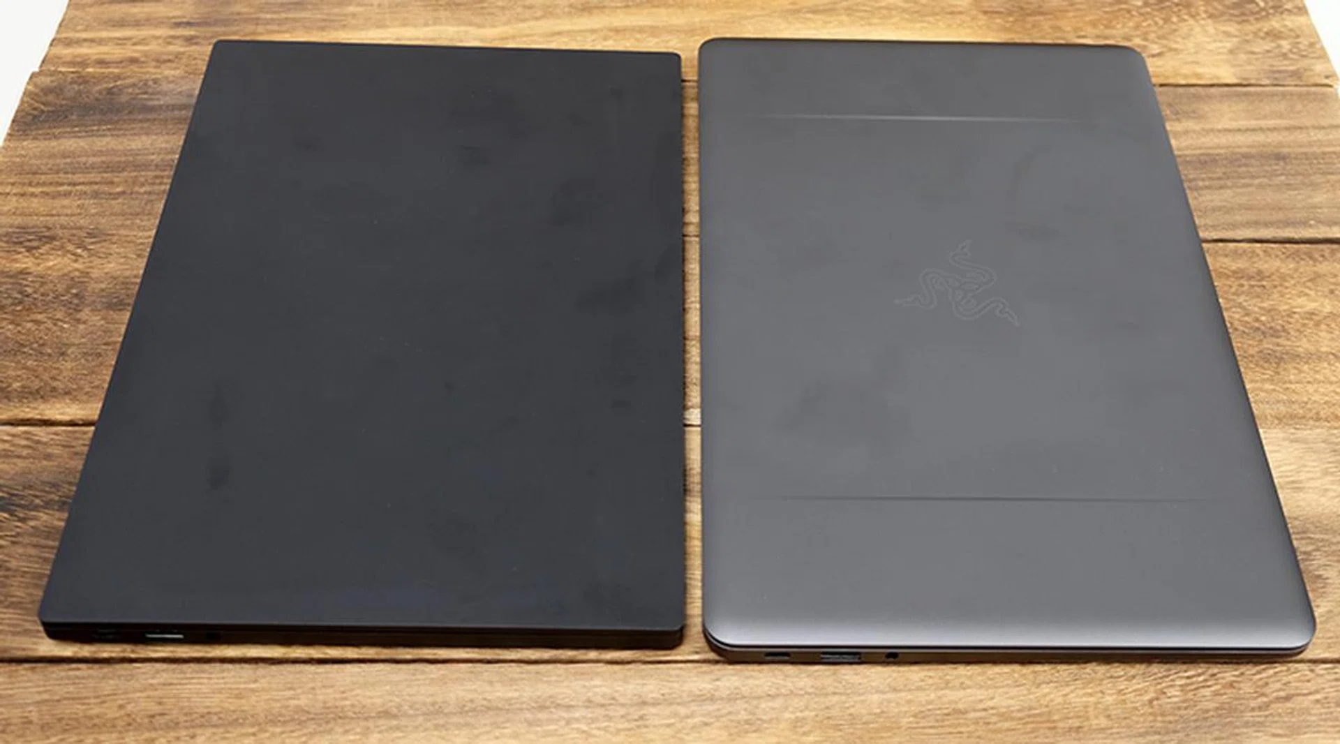 New Blade Stealth on the left, old Blade Stealth on the right. The new model is oh-so-slightly shorter.