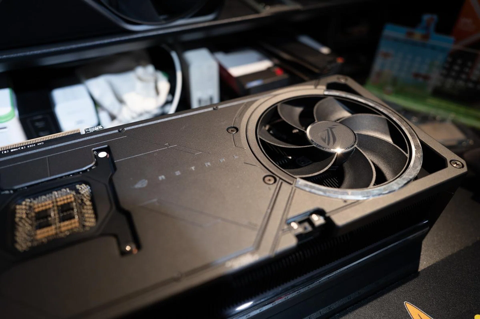 With both the Astral GeForce RTX 5080 and 5090 looking completely (almost) identical, make sure to check for the "RTX 5090" stamp on the card to make sure you're getting the right card. Photo: HWZ