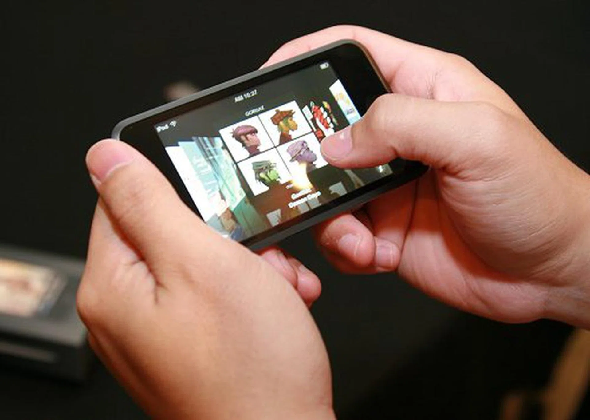 Hands on experience of the Cover Flow 3D interface that lets users navigate digital music libraries using cover artwork.