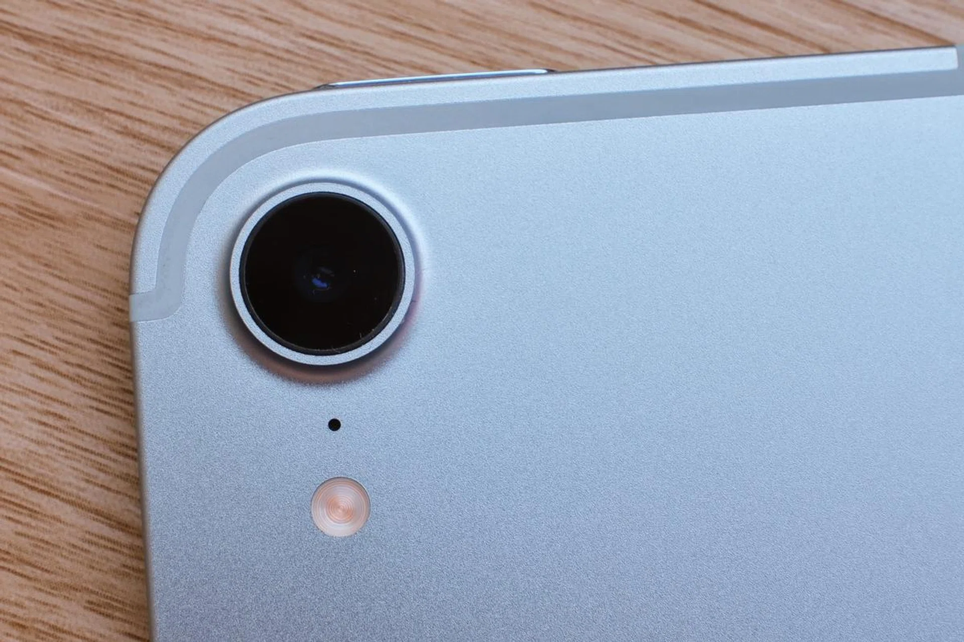 The front and rear 12MP cameras are unchanged. Photo: HWZ