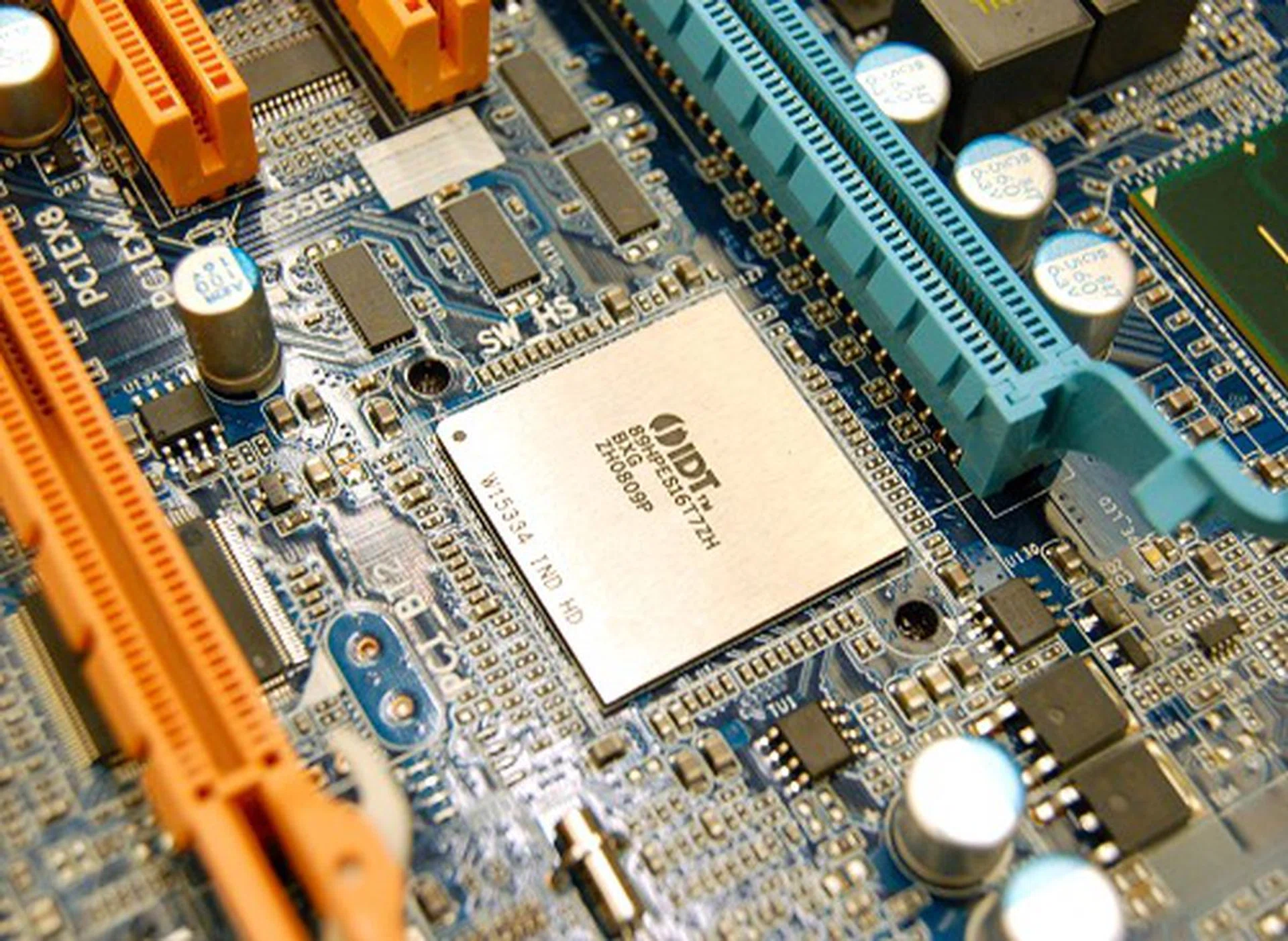 This IDT PCIe switch controller takes in four PCIe x1 lanes from the Southbridge and dynamically assigns the bandwidth to the various devices connected to it. This way, no device is shortchanged or disabled and all functionality of the board is available for use (subjected to the total bandwidth cap).