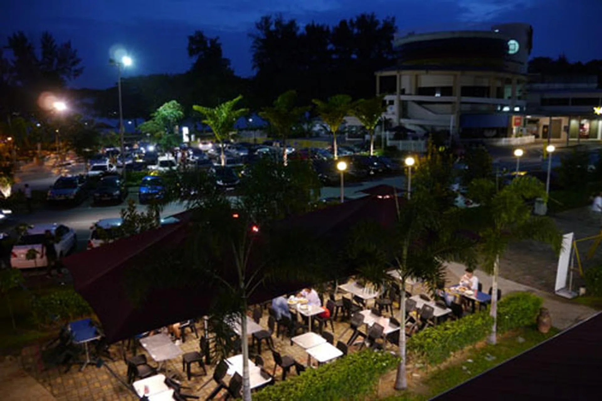 f/4 at 28mm, 1/8 sec, ISO800.