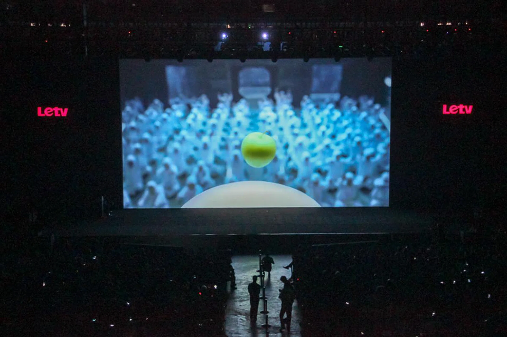 In Letv's version, a group of mindless minions are worshipping a green apple instead (not very subtle).
