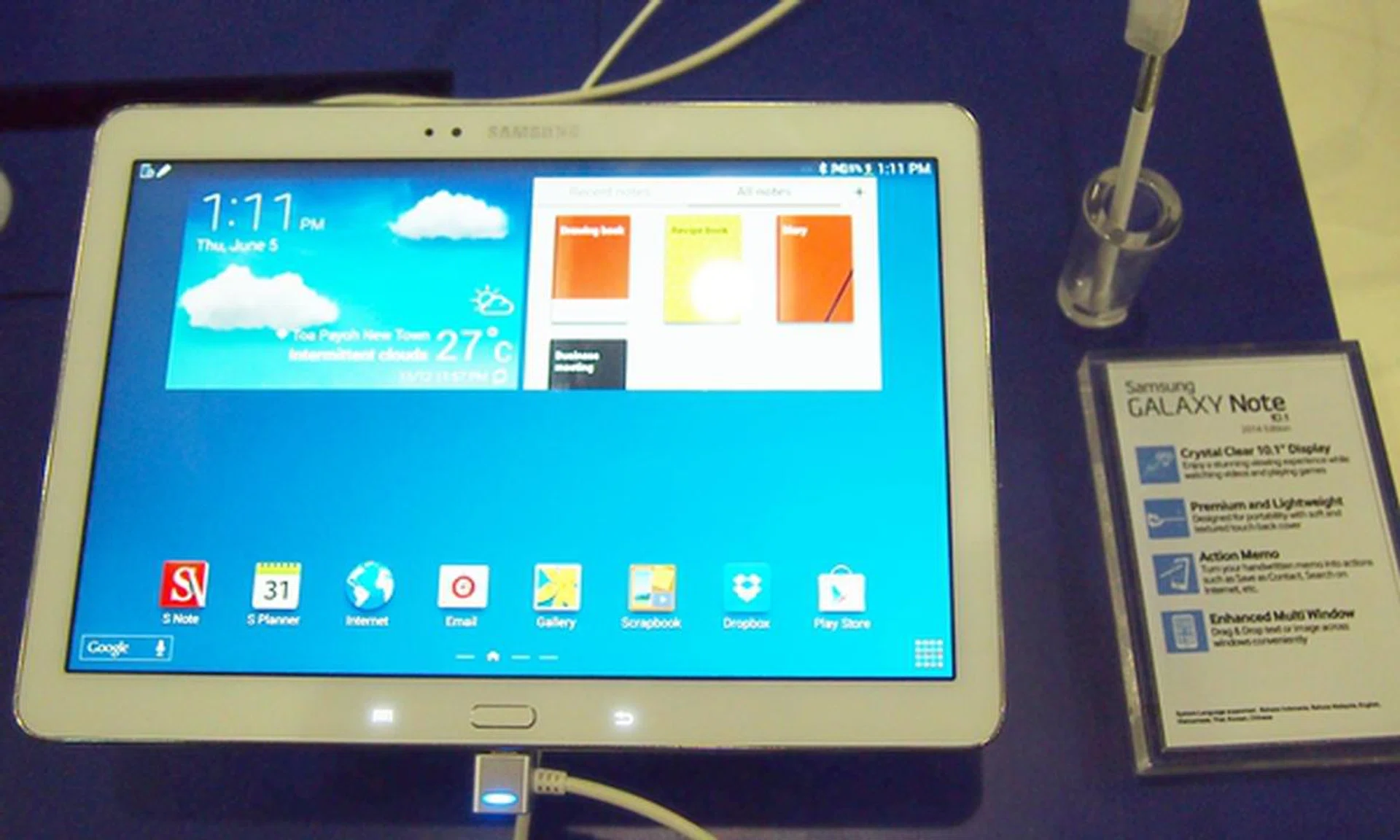 The Samsung Galaxy Note 10.1 2014 Edition (Wi-Fi) is selling at $698 (U.P $798). It is powered by a 1.9GHz A15 quad-core + 1.3GHz A7 quad-core processor and Android 4.3 Jelly Bean. You get a free accessory pack worth $231, which includes a Samsung Book Cover, Samsung Xpress Printer M2020W, and a Samsung 16GB microSD memory card.