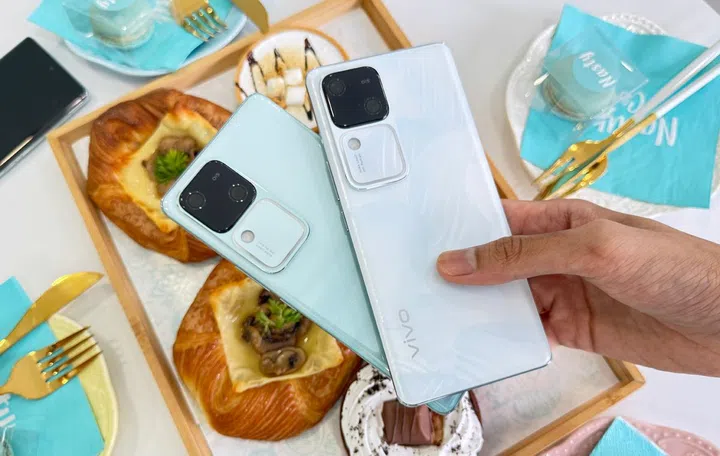 Vivo V30.
