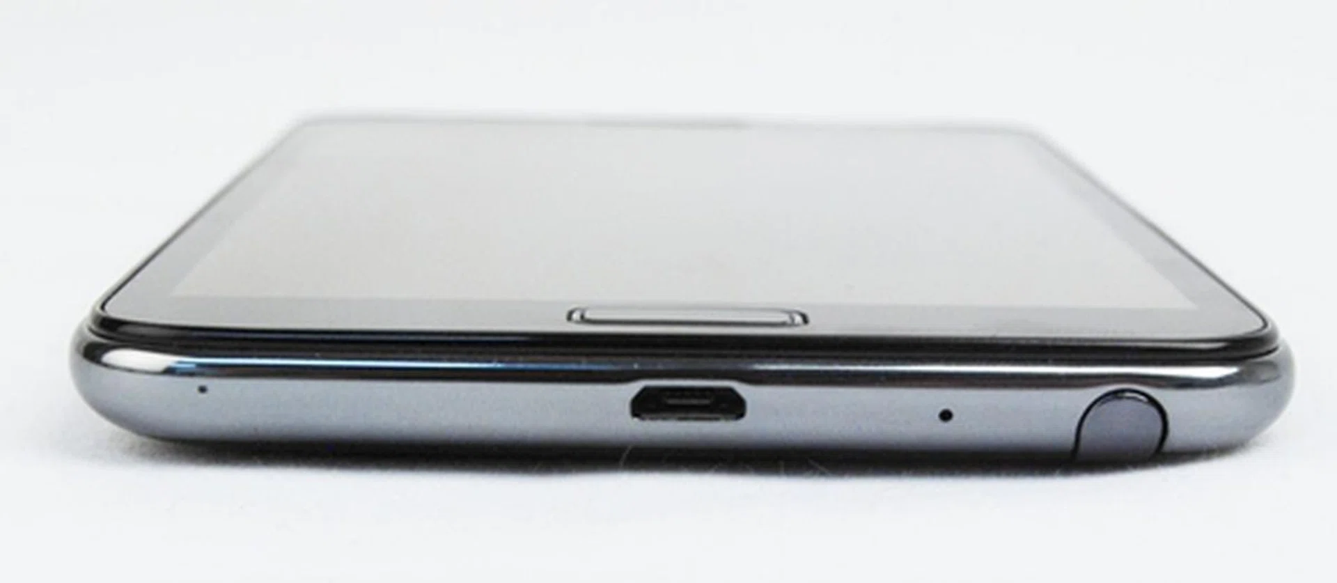 At the bottom, you can find the micro-USB port (center) and a slot for the S Pen (right). We will go into more details on the S Pen in our next section.