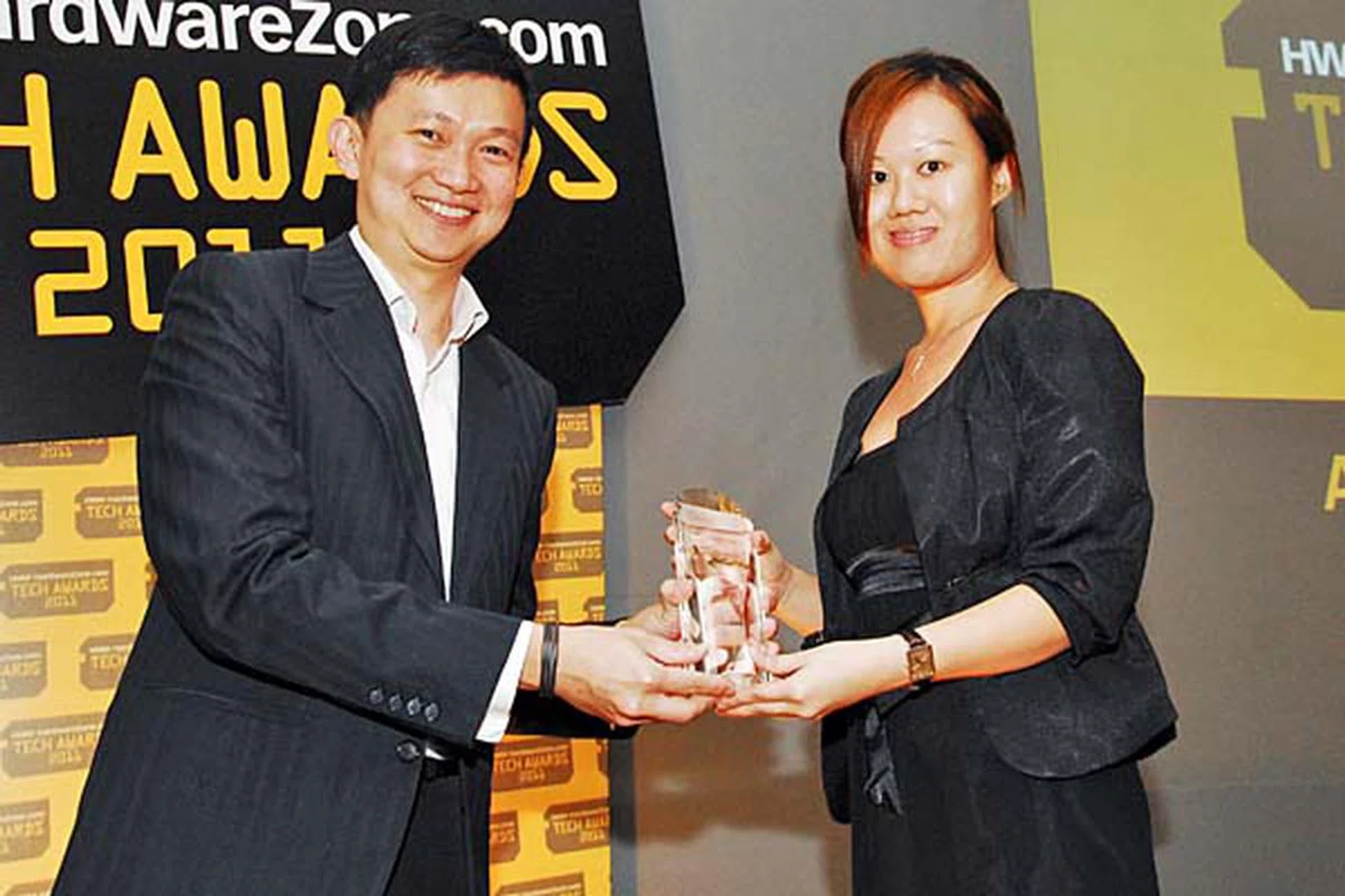 The LG Optimus One P500 won the Editor's Choice for Best Value Smartphone. Ms. Eileen Teah, Web Marketing Assistant Manager, LG Electronics, was there to receive the award.