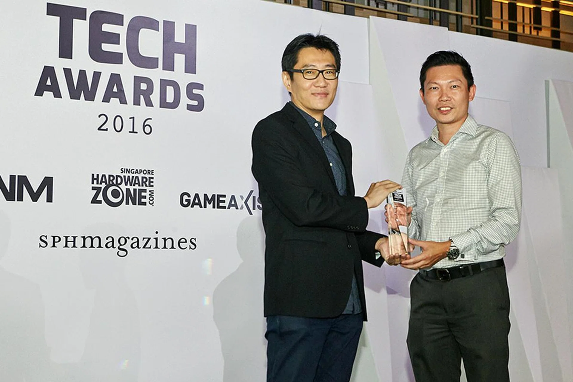 Acer's XB270HU is the winner of our Editor's Choice for Best Gaming Monitor. Receiving the trophy from the hands of HWM editor Zachary Chan is Mr. Adrian Tang, Director of Channel Sales, from Acer.