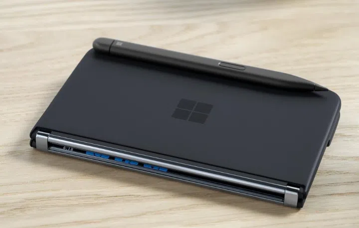 You can see notifications and messages on the side. Does it remind you of Samsung's Galaxy Edge series from yore? Image source: Microsoft.