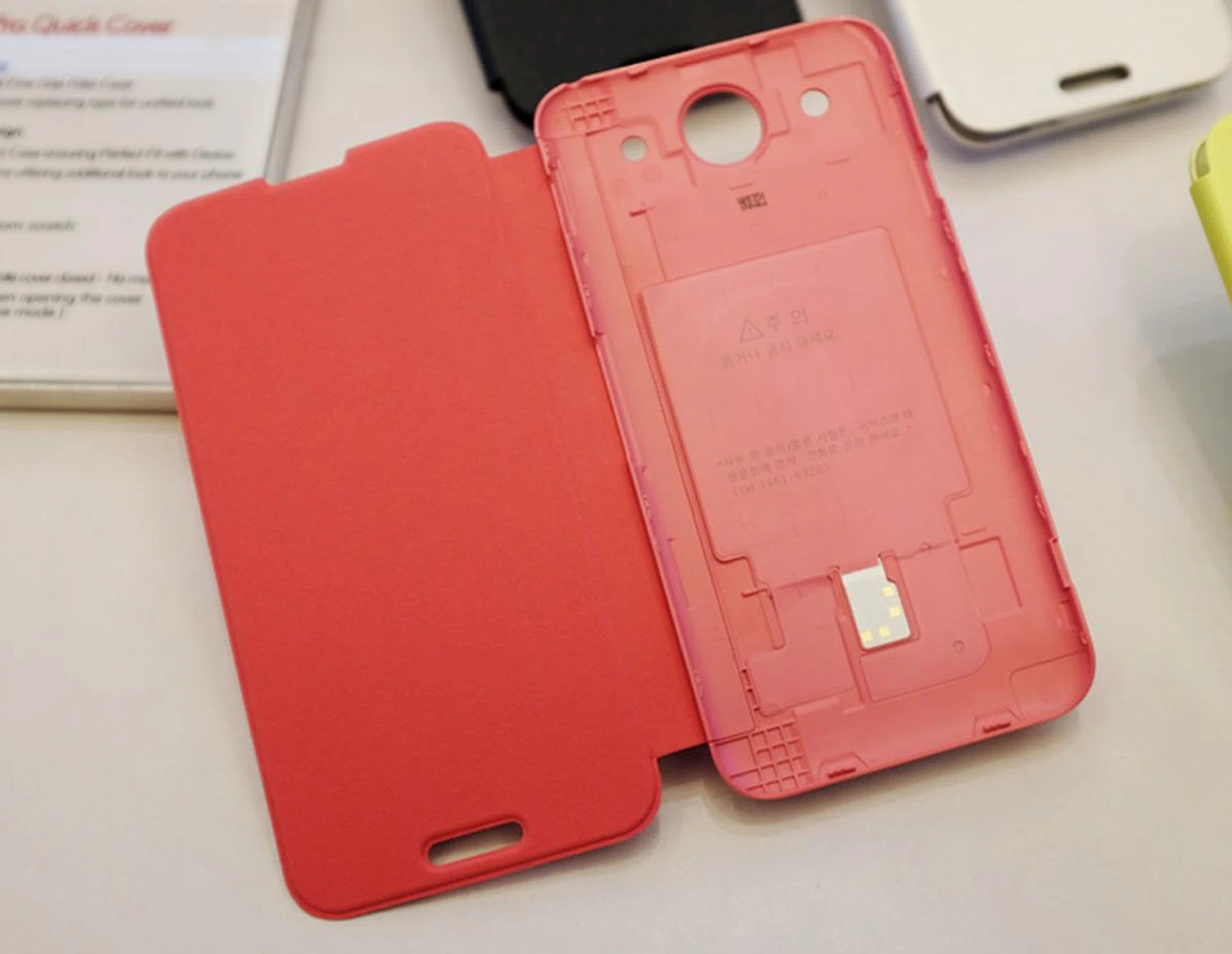 The G Pro Quick Cover replaces your back battery cover. Here you can see the NFC chip installed in it.