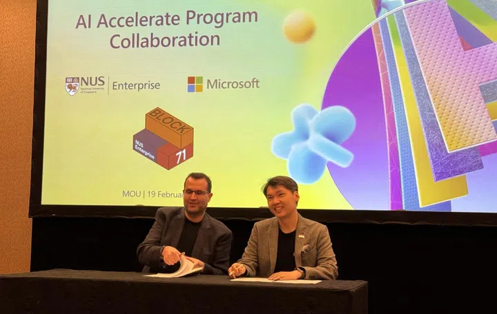 NUS Enterprise Vice President Ecosystem Building, Associate Professor Benjamin Tee and Microsoft Asia General Manager, Digital Natives & Startups, Andrew Boyd, signing the MOU. Photo: HWZ. 