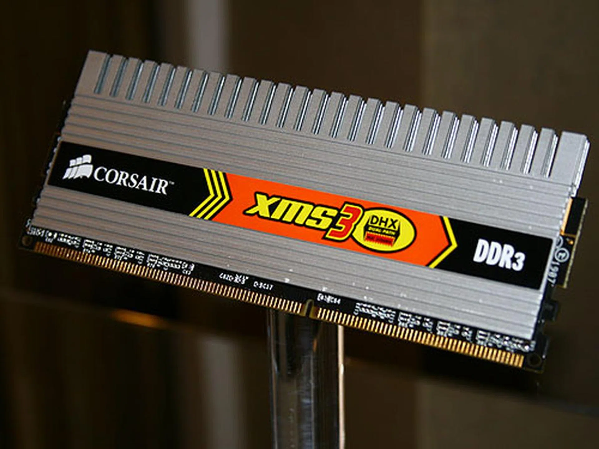  For those who wants something with better cooling, the XMS3 with DHX will be able to offer overclockers better heat management with its larger memory heat spreaders.  