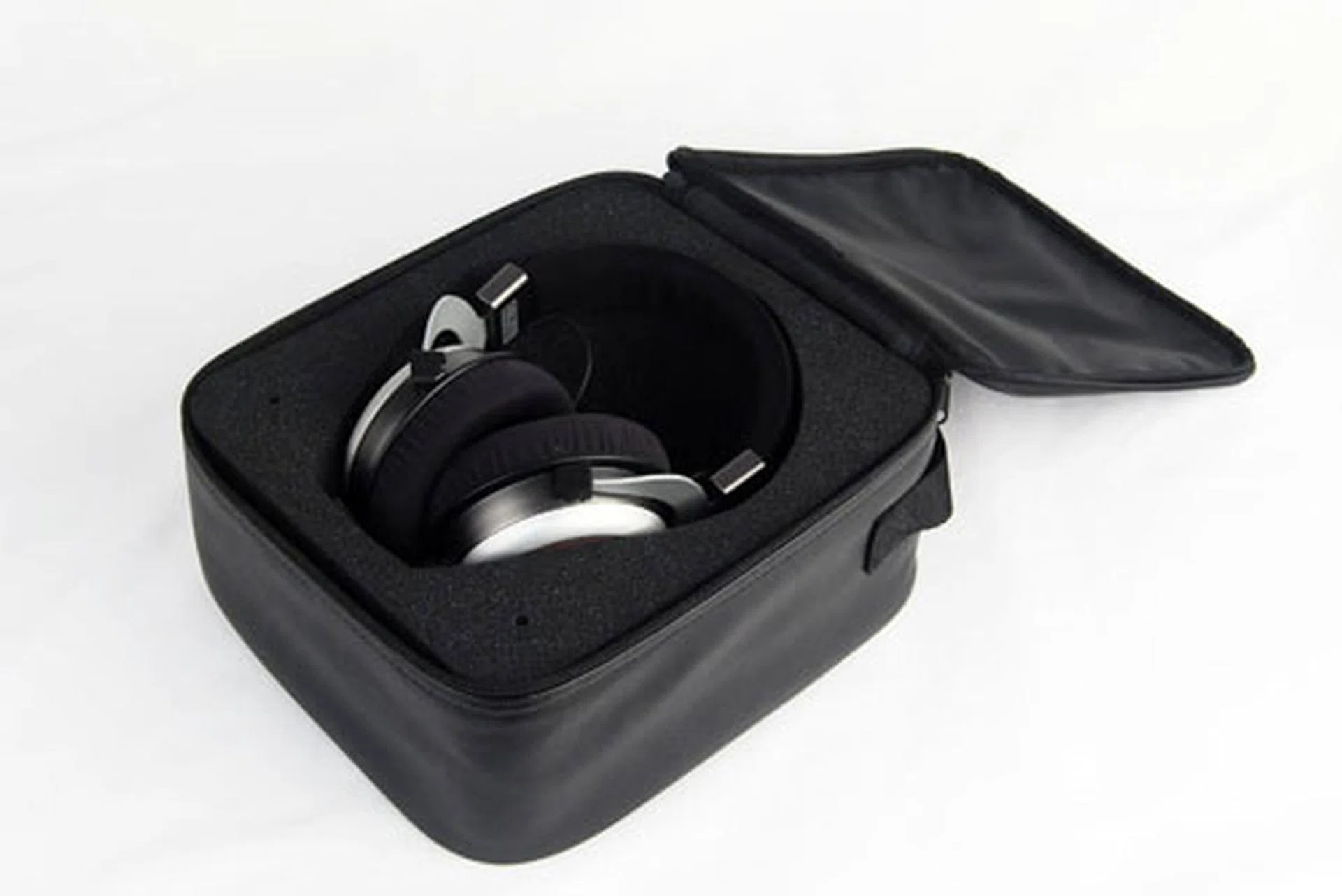 Inside the case, scalloped foam allows for sturdy storage of your precious cargo.