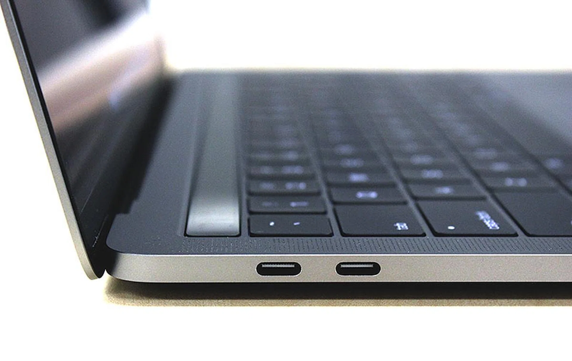 There are two USB Type-C ports supporting Thunderbolt 3 on both sides of the MacBook Pro, enabling transfer speeds of up to 40Gbps.