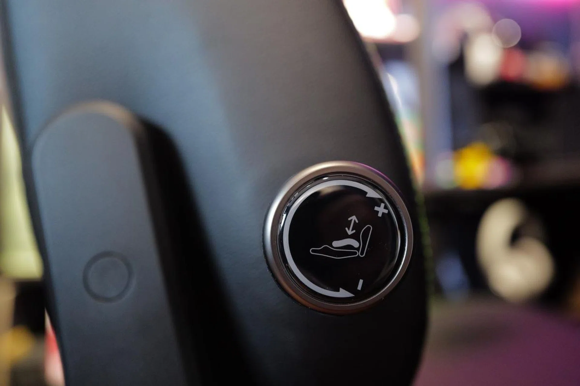 One knob on each side allows you to dial in the arch support that suits you best.