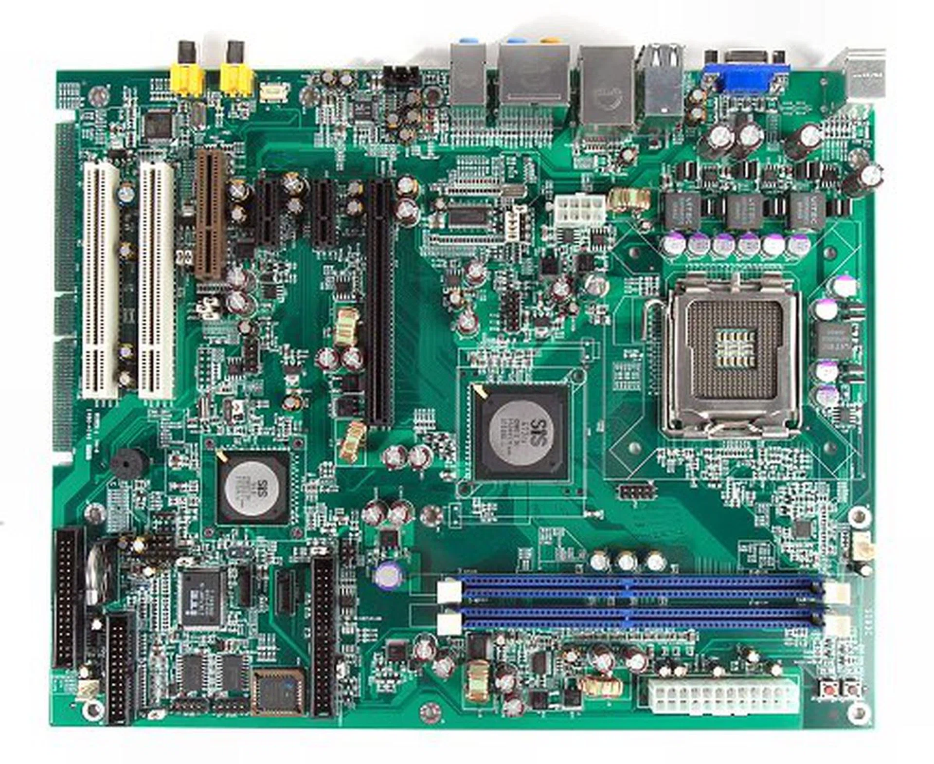 Reference motherboard from SiS based on the new SiS672FX chipset. Bear in mind that this is NOT a retail sample or even a retail reference design. This is purely an engineering PCB for testing the chipset.