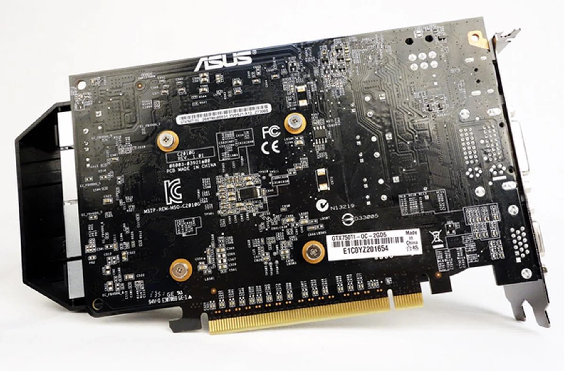 The length of the ASUS' card PCB is 174mm, 30mm longer than the PCB of the reference GeForce GTX 750 Ti. What's weirder is that the power connector is located towards the I/O faceplate, which is quite unconventional.