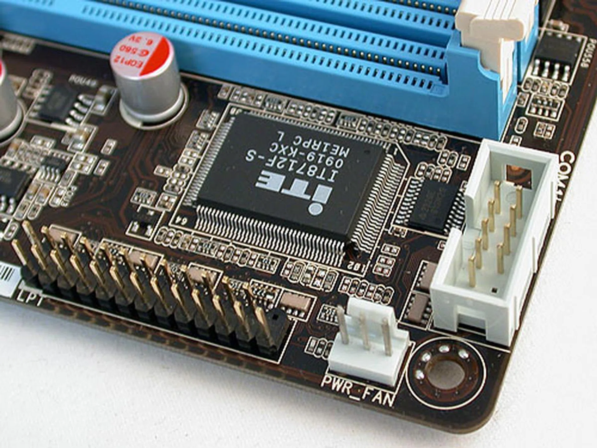 Surprisingly, some older legacy technologies managed to make its way onto this board. Here are the LPT and COM ports.