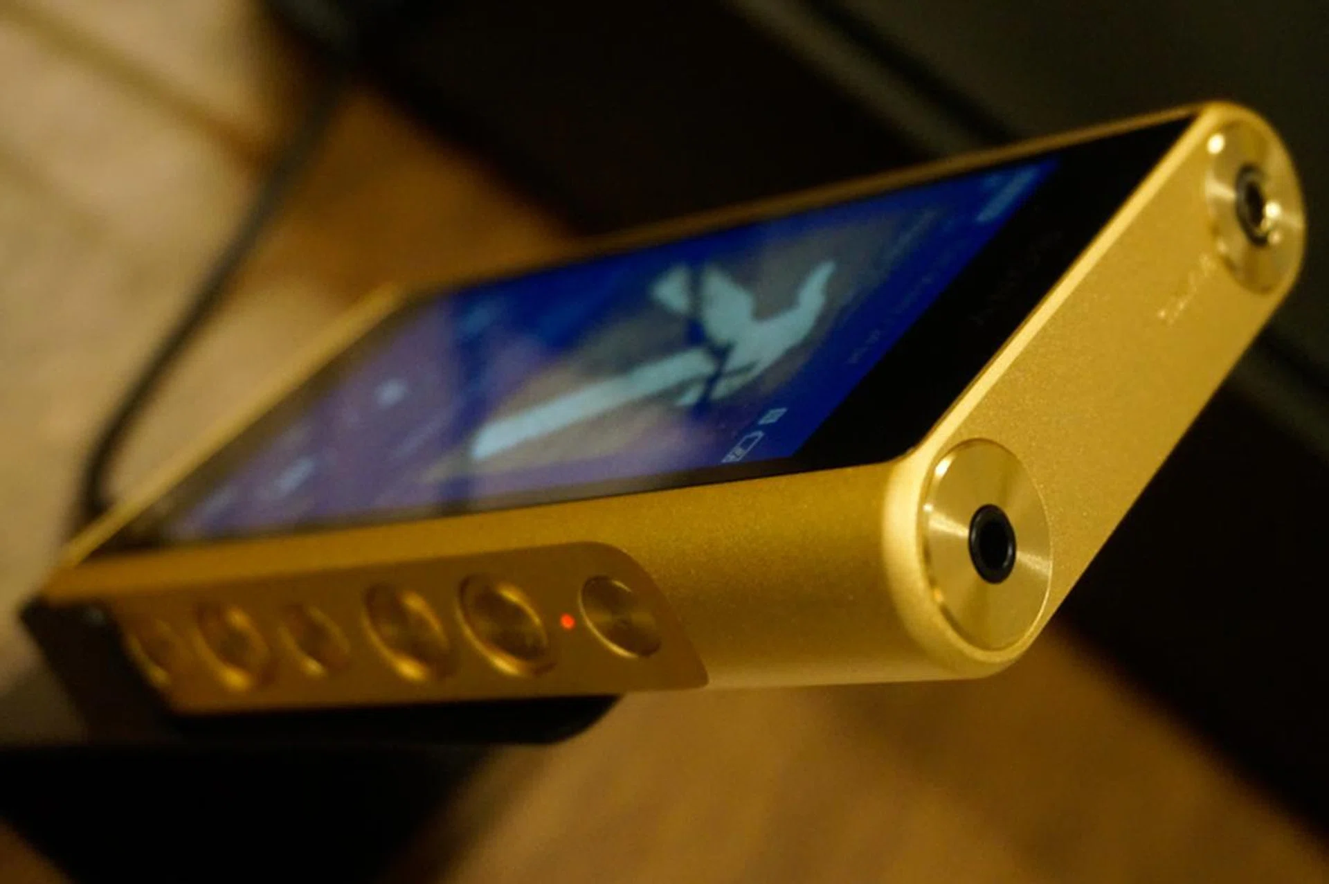 The player supports both the 4.4mm balanced standard jack and a 3.5mm audio jack.