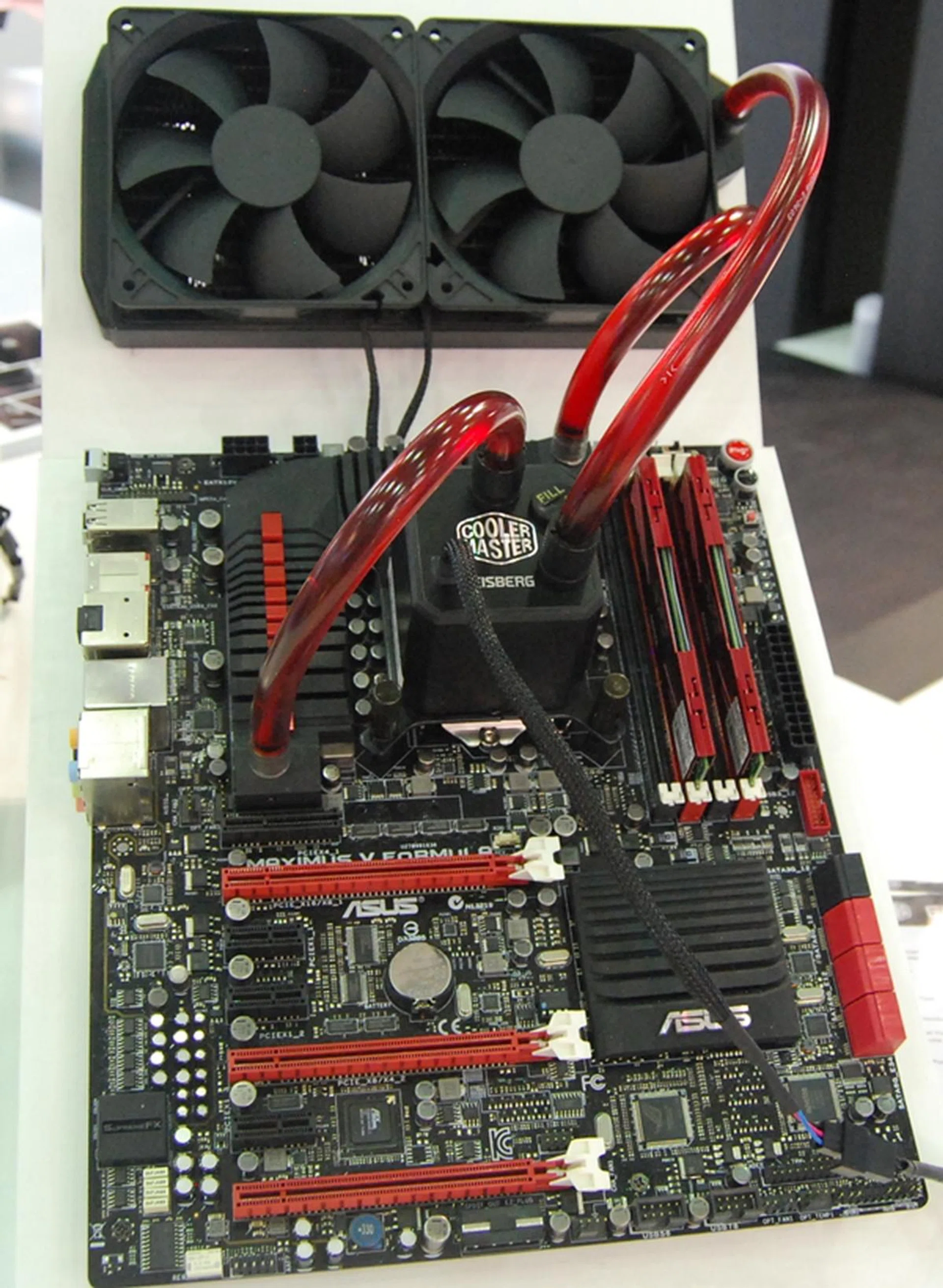 The exhibited cooling pipes came in red as well!