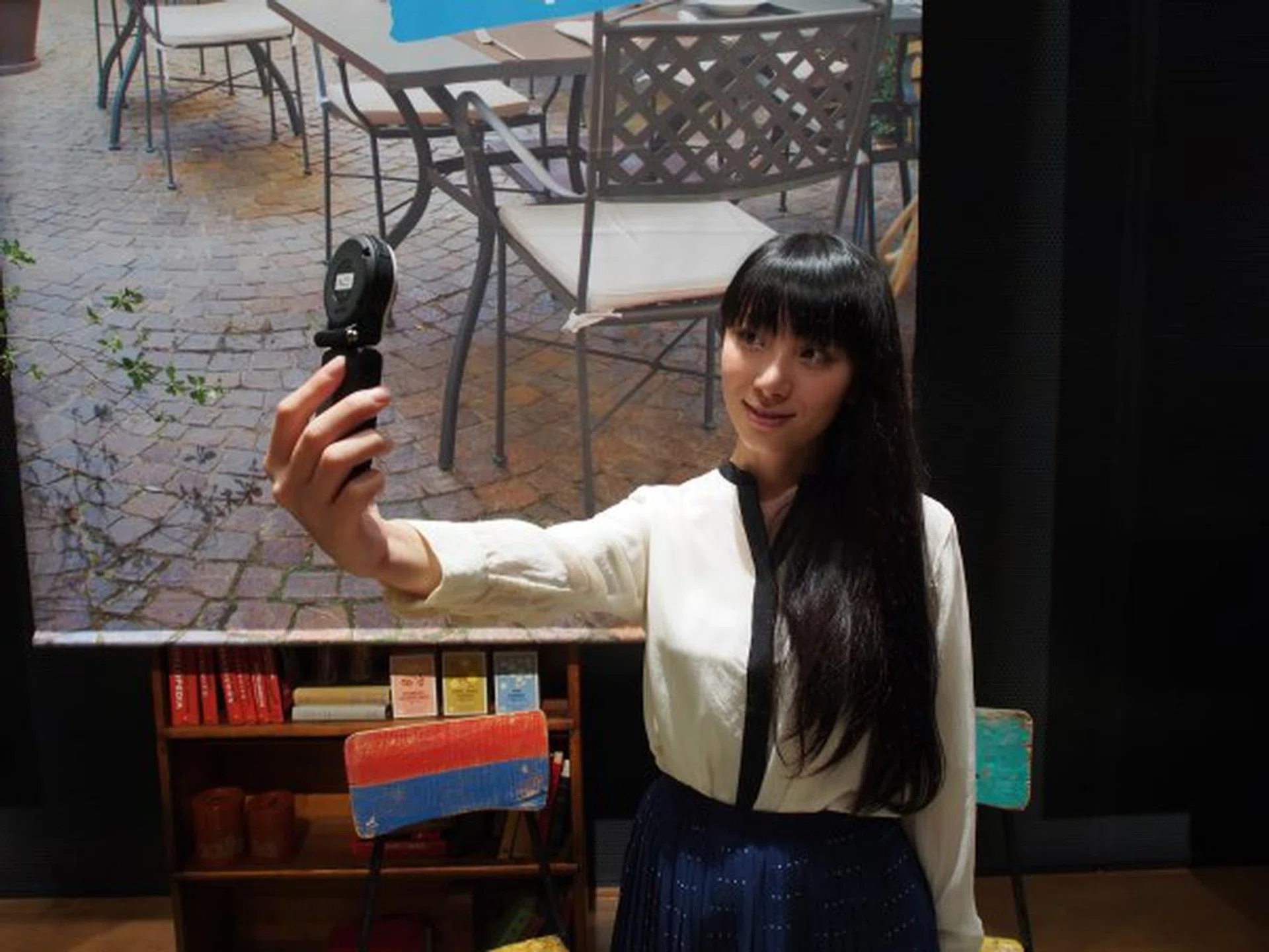 The FR10 in selfie mode. If you've taken a selfie with a smartphone before, you'll know what to do.