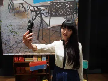 The FR10 in selfie mode. If you've taken a selfie with a smartphone before, you'll know what to do.