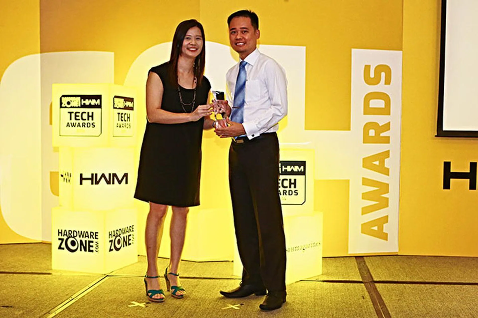 The NEC P451W won the Editor's Choice award for Best 3LCD Business Projector. Here's Mr. Jeremy Lim, Sales Manager for NEC, receiving the trophy.