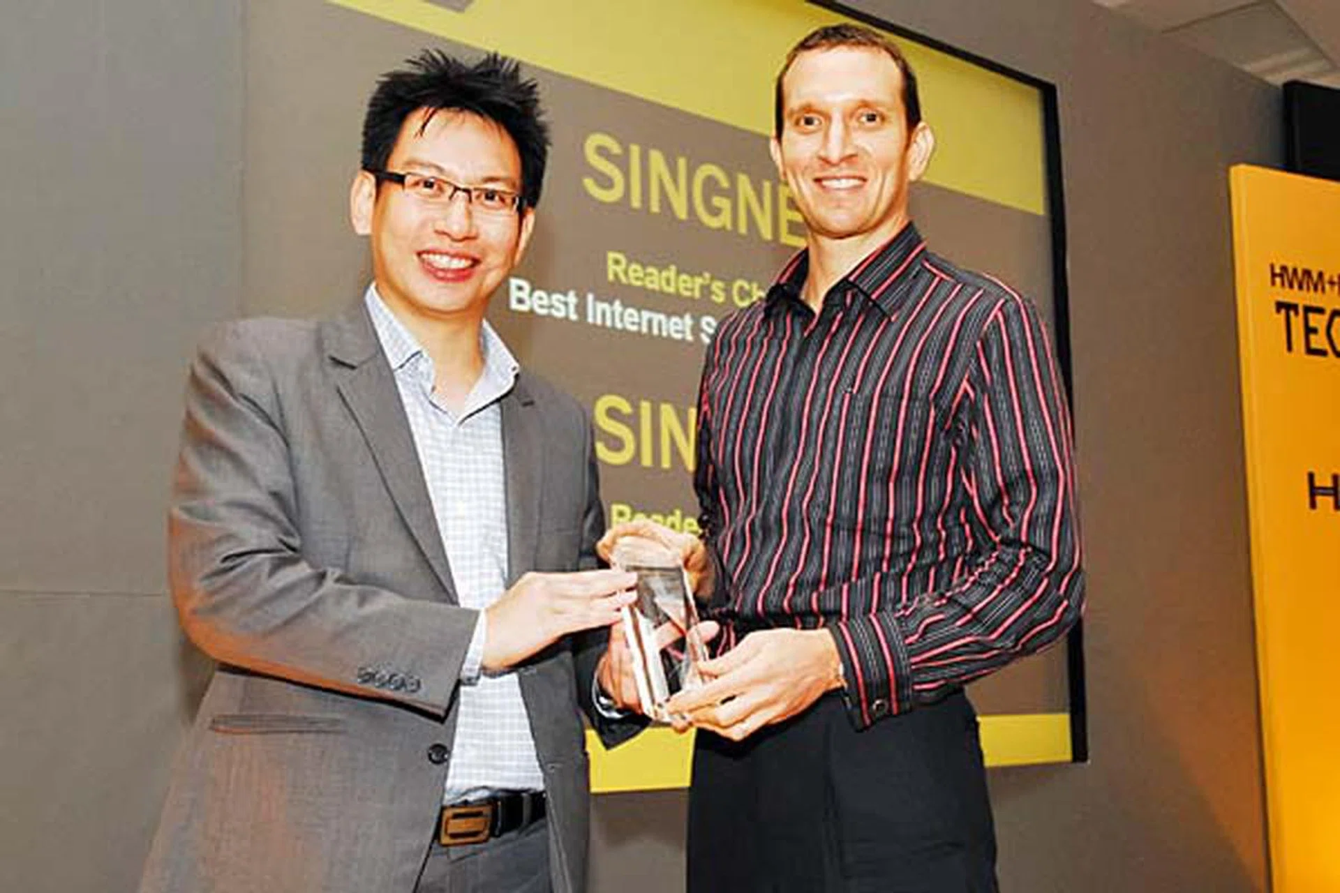 Similar to last year, SingTel swept the Reader's Choice awards for Best ISP and Best Mobile Operator (Singapore). Here's Mr. Loren I. Shuster, Vice President for Consumer Marketing, SingTel Telecommunications Ltd., receiving the awards.  