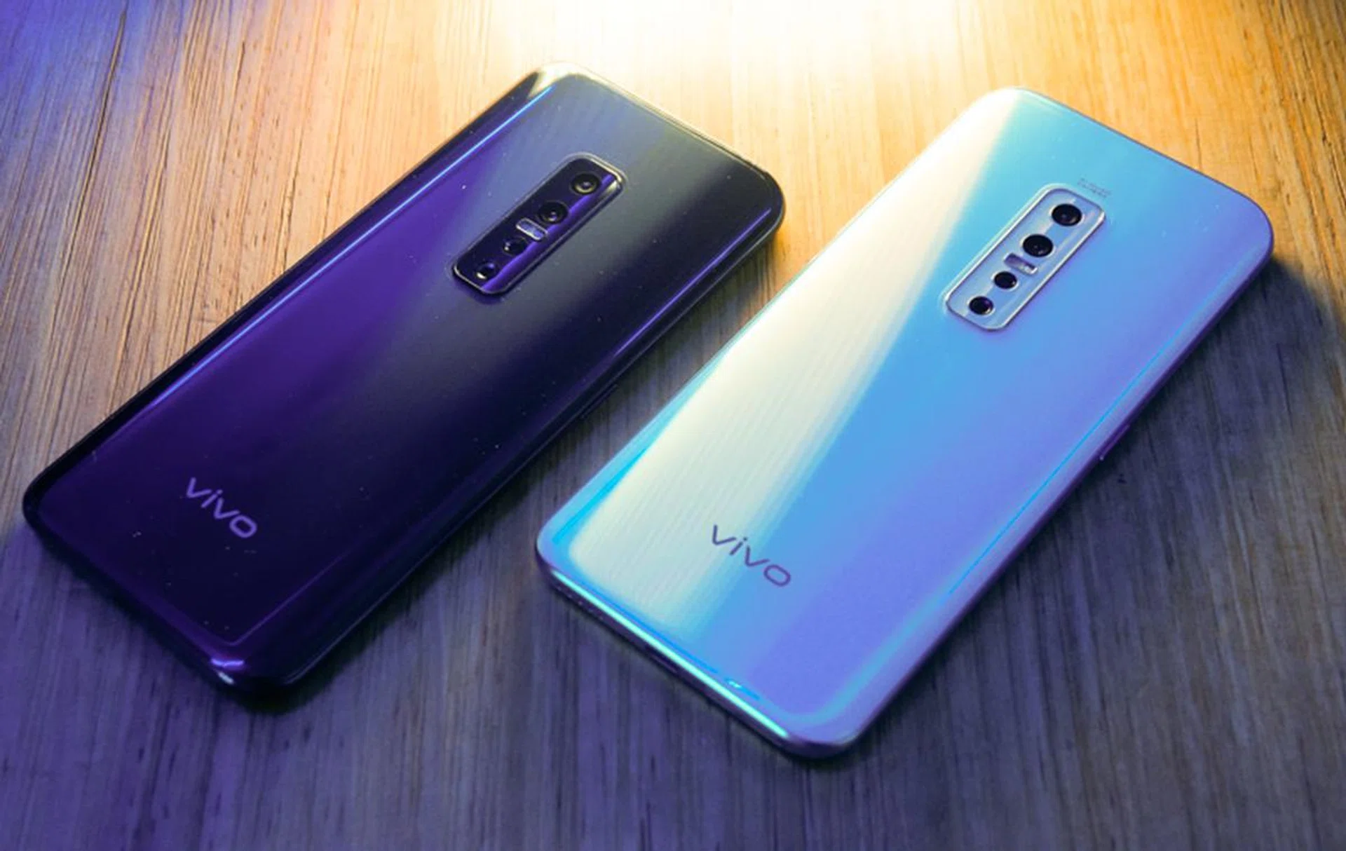 Here's the two colour options available: Glowing Night (left) and Crystal Sky (right)