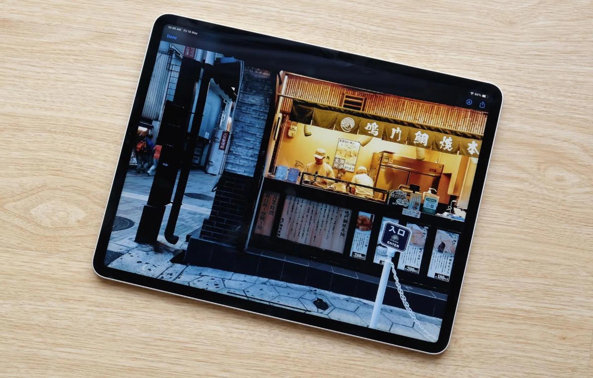 The latest 12.9-inch iPad Pro has the same design as its predecessor. This means a small bezel surrounding the display and flat sides.