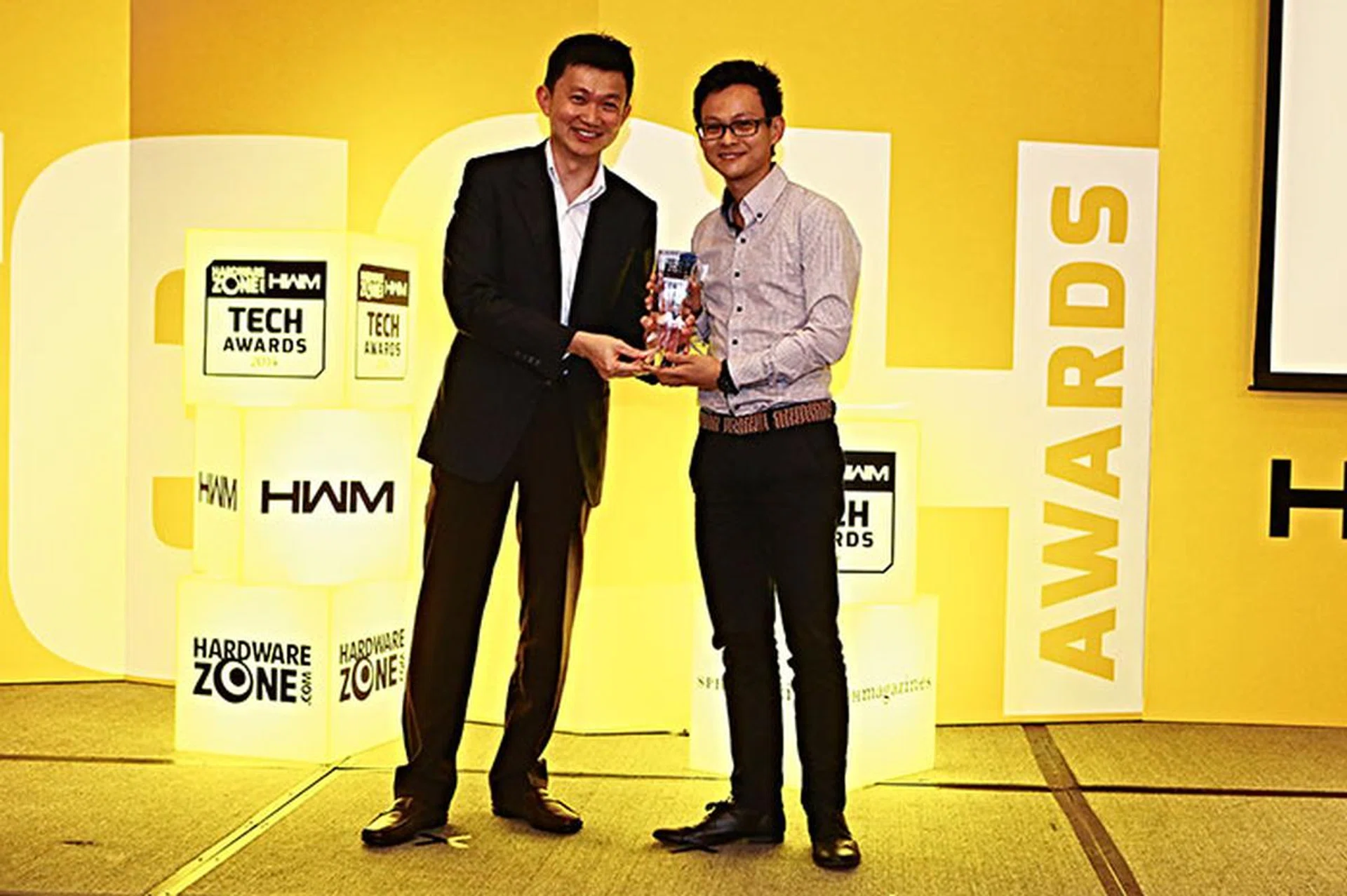 Olympus' OM-D E-M1 mirrorless camera took home an Innovation award from the Editor's Choice segment. Here's Mr. Leonard Goh, Channel Marketing Manager for Olympus, receiving the award.