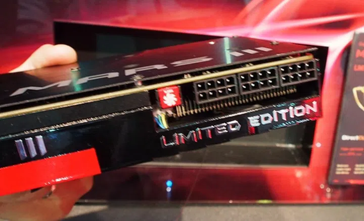 The three 8-pin power connectors are able to feed more than 500W of power to the Mars III. The red button, when depressed, will make the fans operate at full speeds.