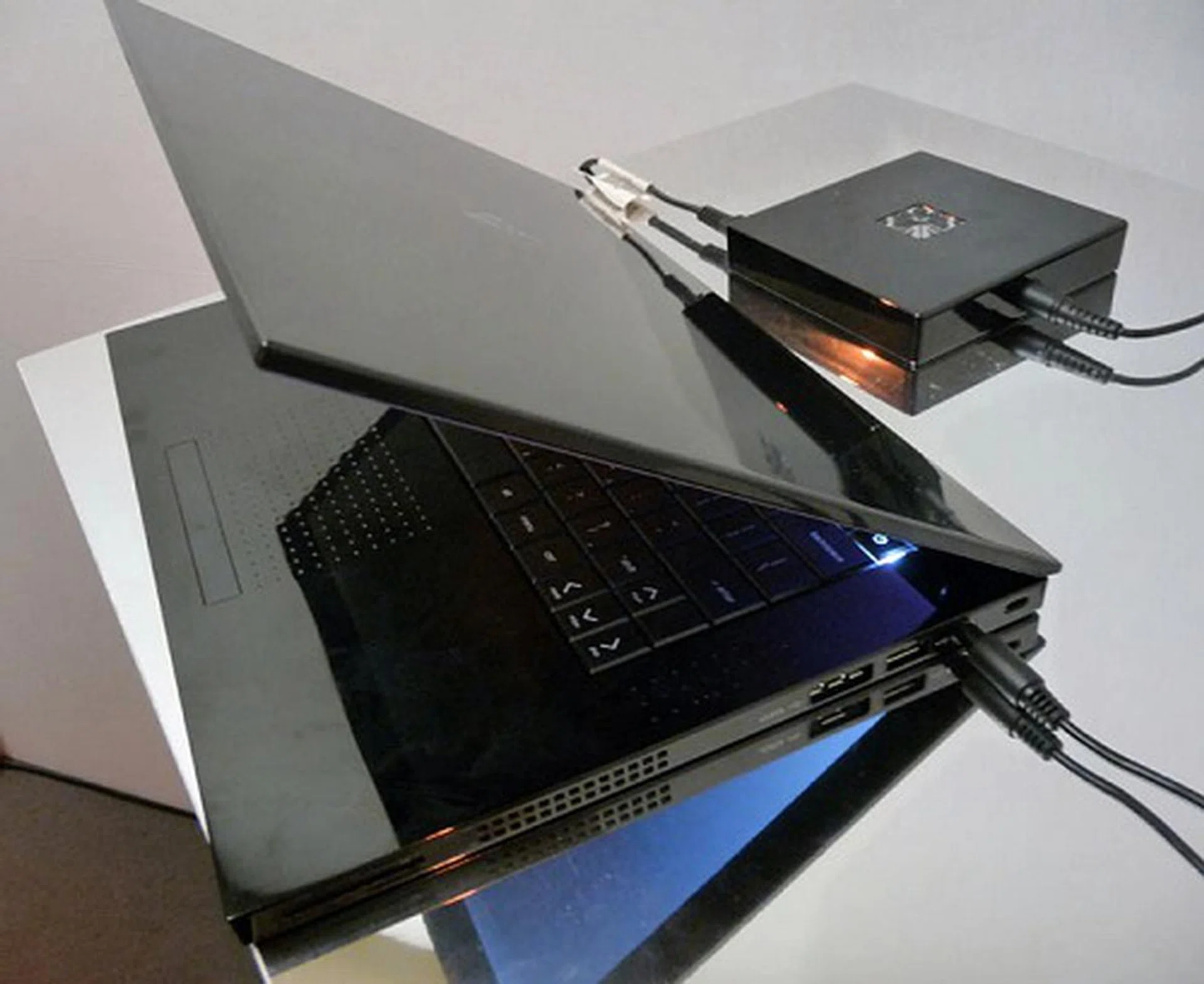  plug in an Ethernet cable and a point-to-point connection will automatically be established, allowing the user to roam around while being connected wirelessly.