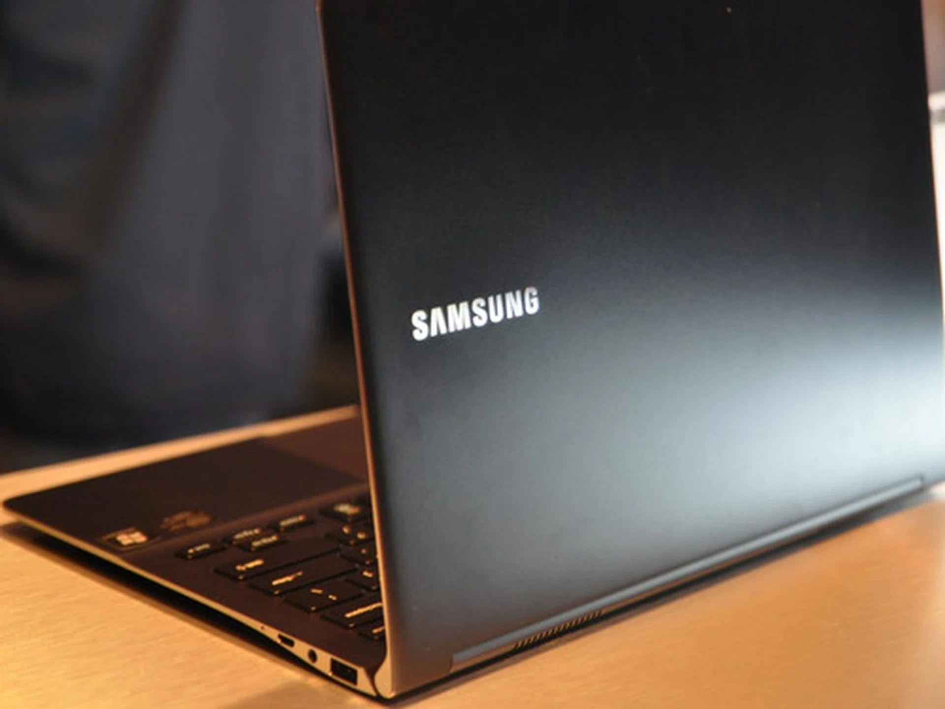 The new Series 9 premium thin-and-light notebooks have a similar design concept with last year's Series 9, with sexy being the key design influence. 