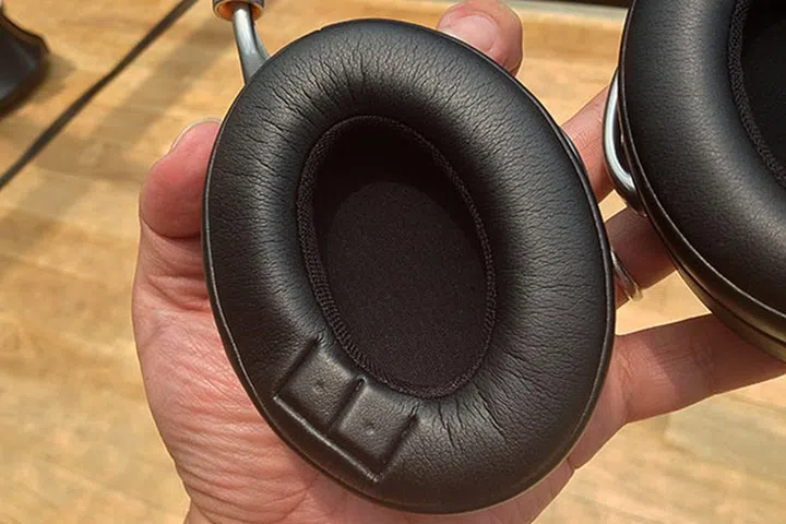 The Zik is able to merge the two signals from the two-directional microphone and the jaw bone sensor with the sound of your voice for a more reliable call quality. A head detection sensor is also located in the earpiece's foam.