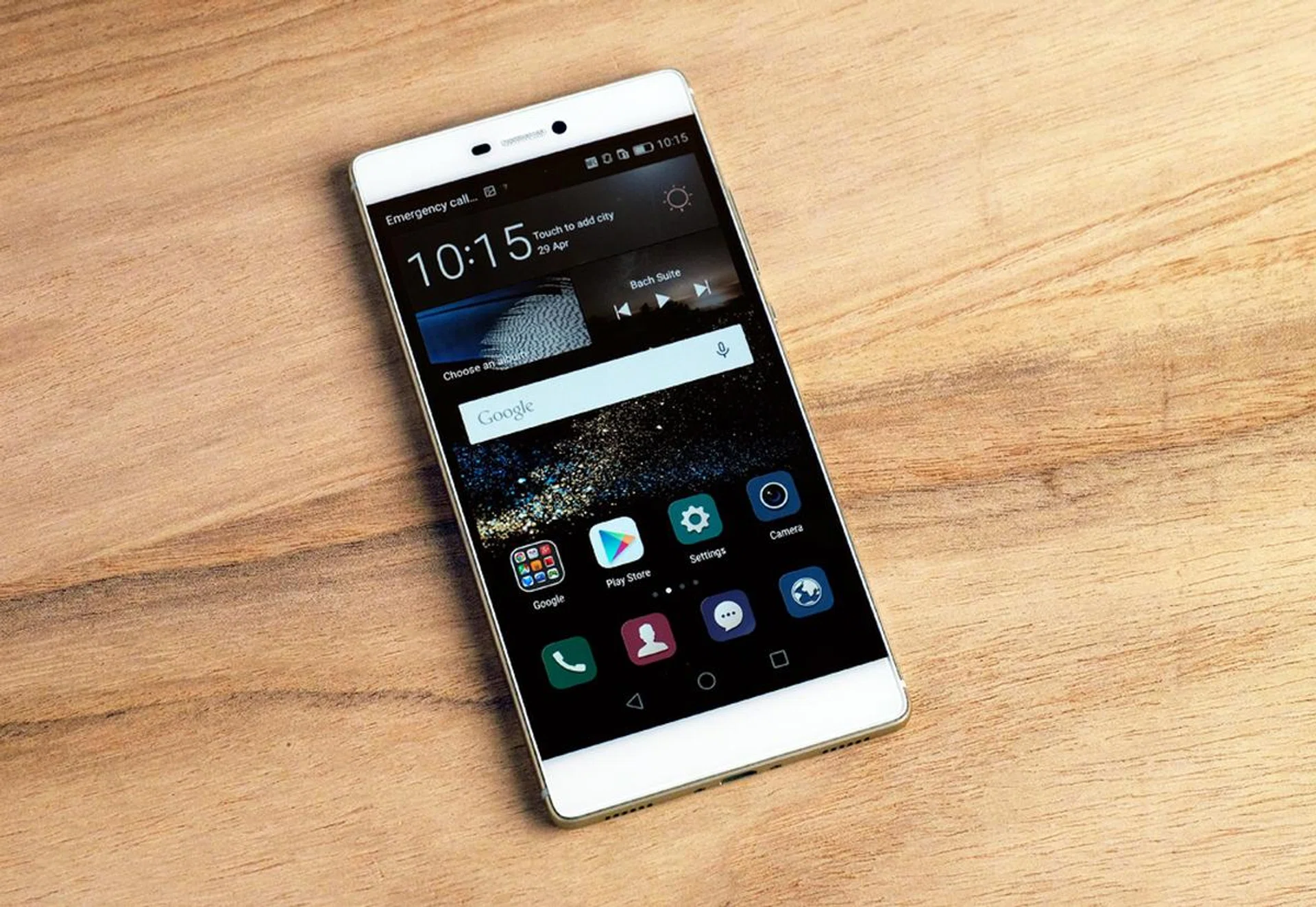 The P8 has ultra thin bezels, giving it one of the highest screen-to-body ratios out there (78.3 percent!)