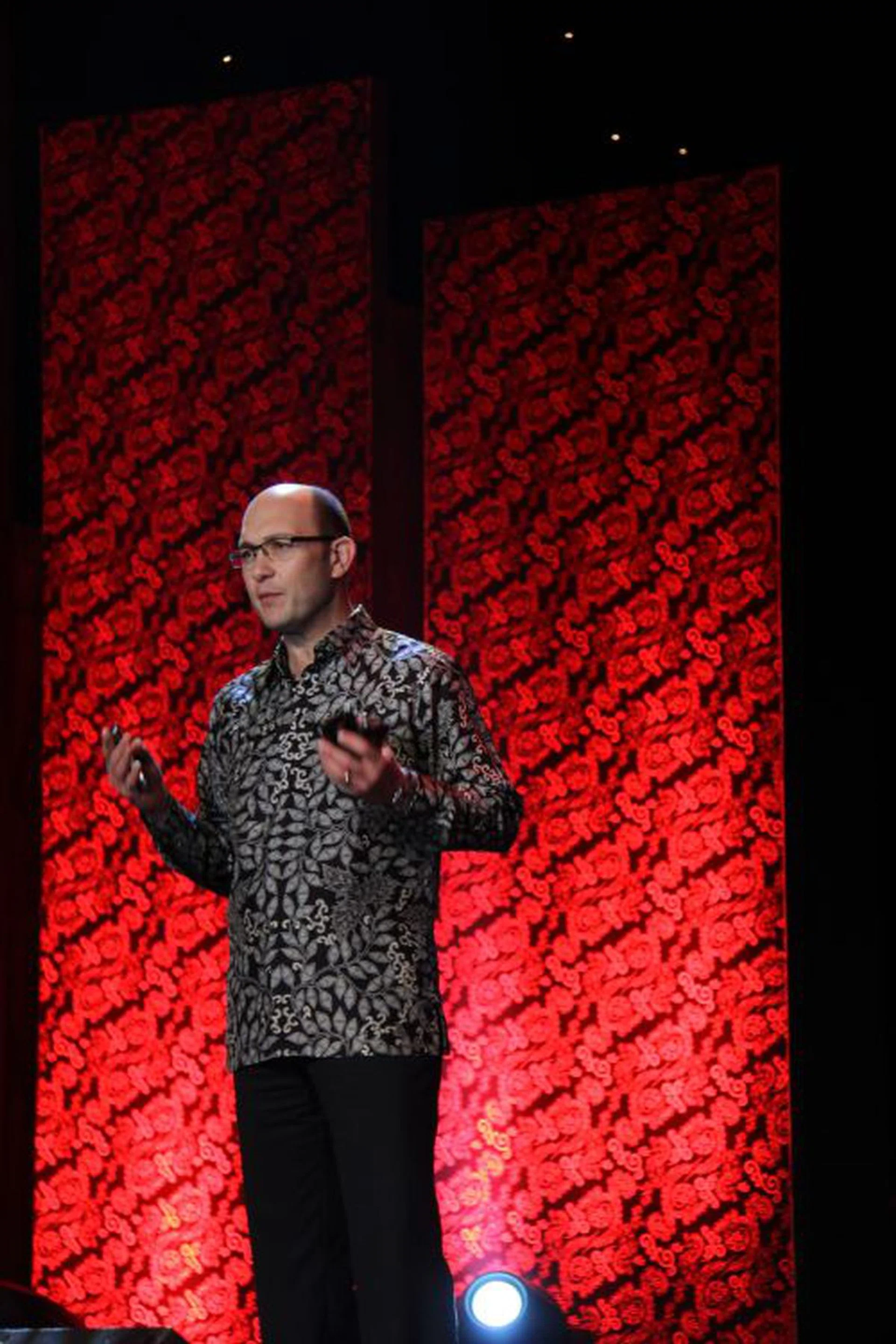 Carlo Chiarello, Senior Vice President, Global BlackBerry Handheld Product Portfolio and Business Management, RIM, also joined Balsillie on stage to share more on the two smartphones. Behind him is the red batik motif which formed the theme of the launch, and they include the RIM logo within.