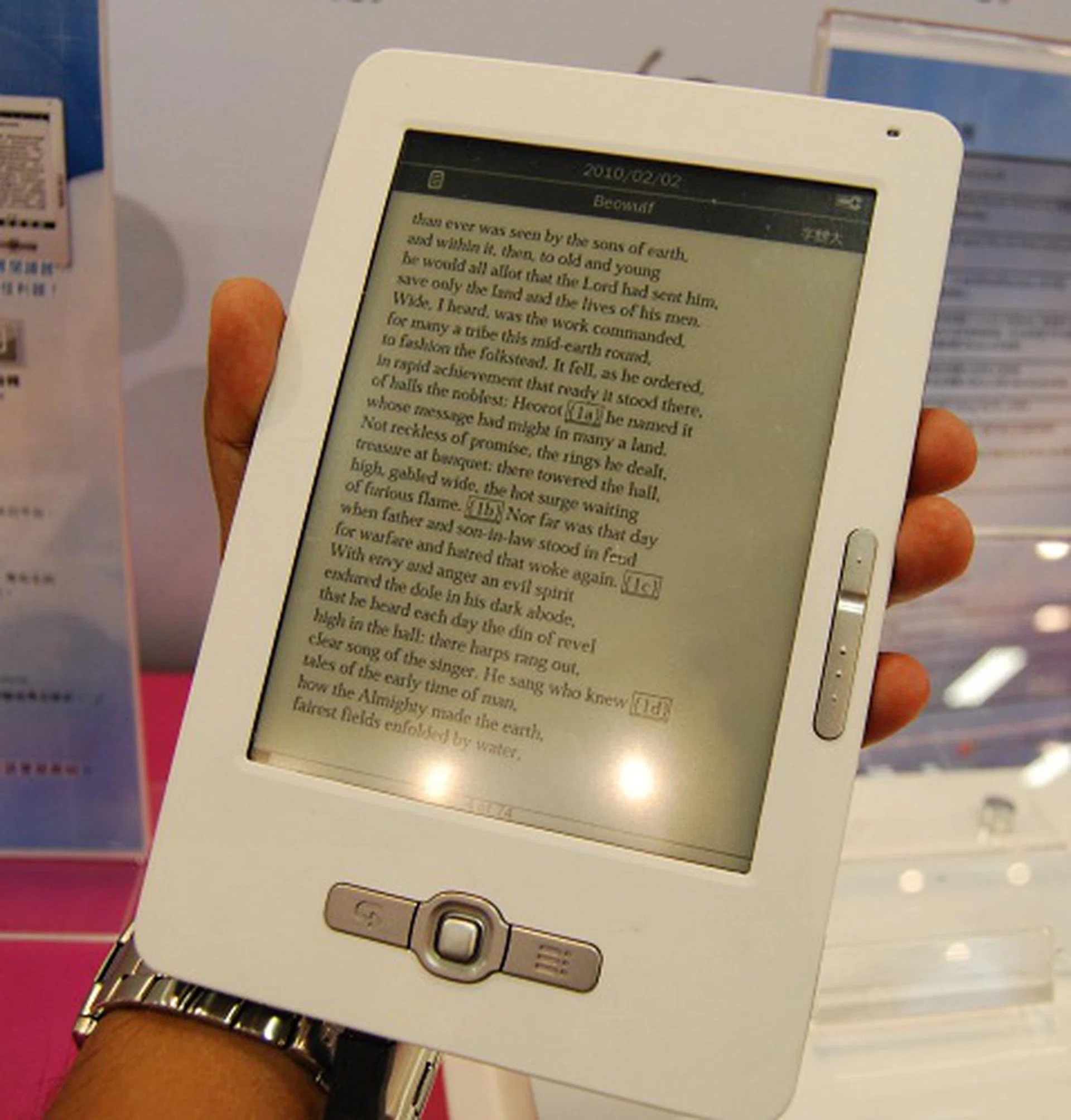 First, we have the greenbook, which like so many others, uses an E Ink display to imitate the look and feel of paper. Formats supported include PDF, eBPUB, HTML, TXT, JPG and DOC. Multiple languages like Chinese, French, German and English are also supported. 