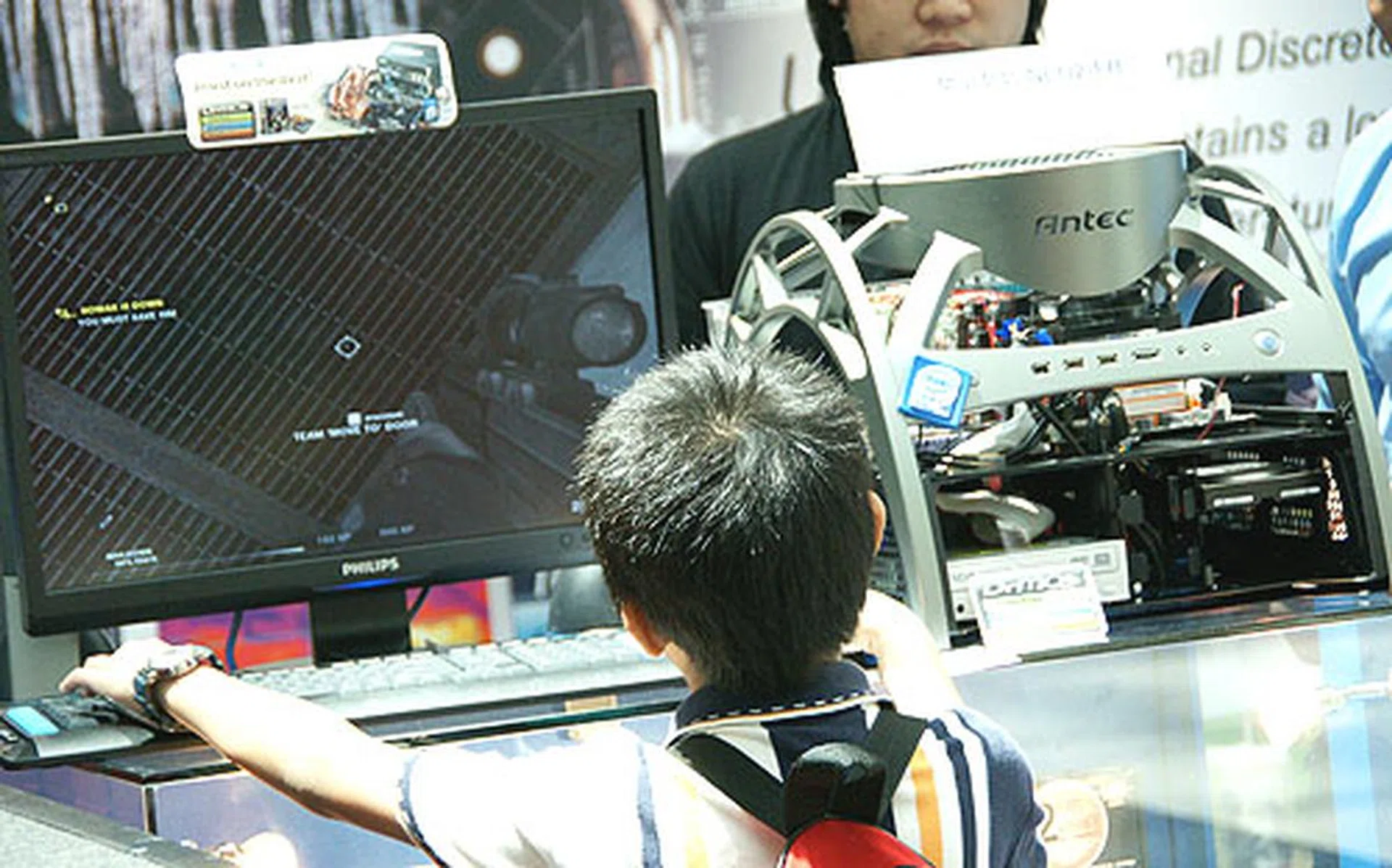  A demo system running a FPS game was available for trial. The components were installed on an case-less Antec 'enclosure', the better to show off the components used.  