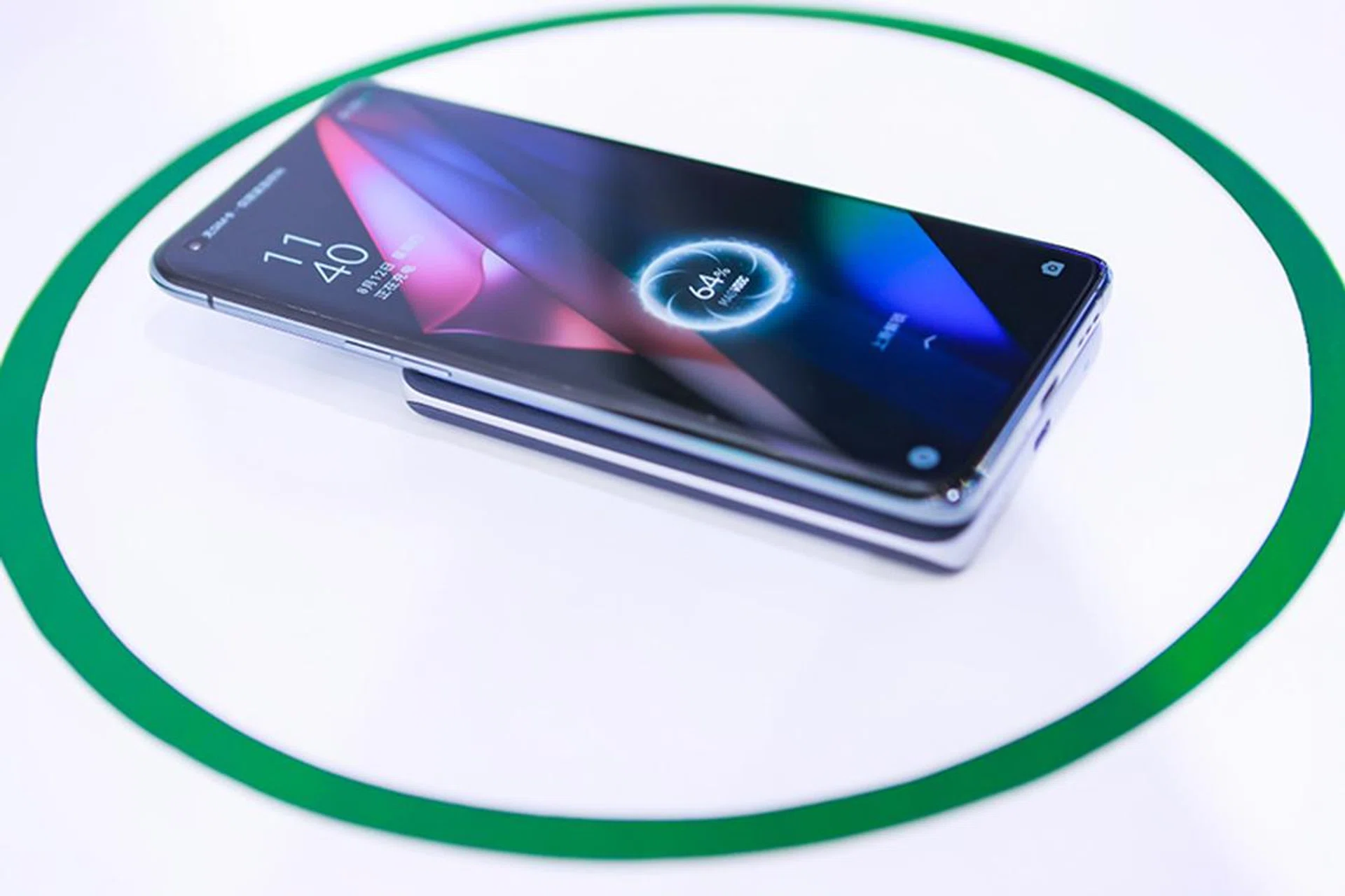 Oppo MagVOOC in action.