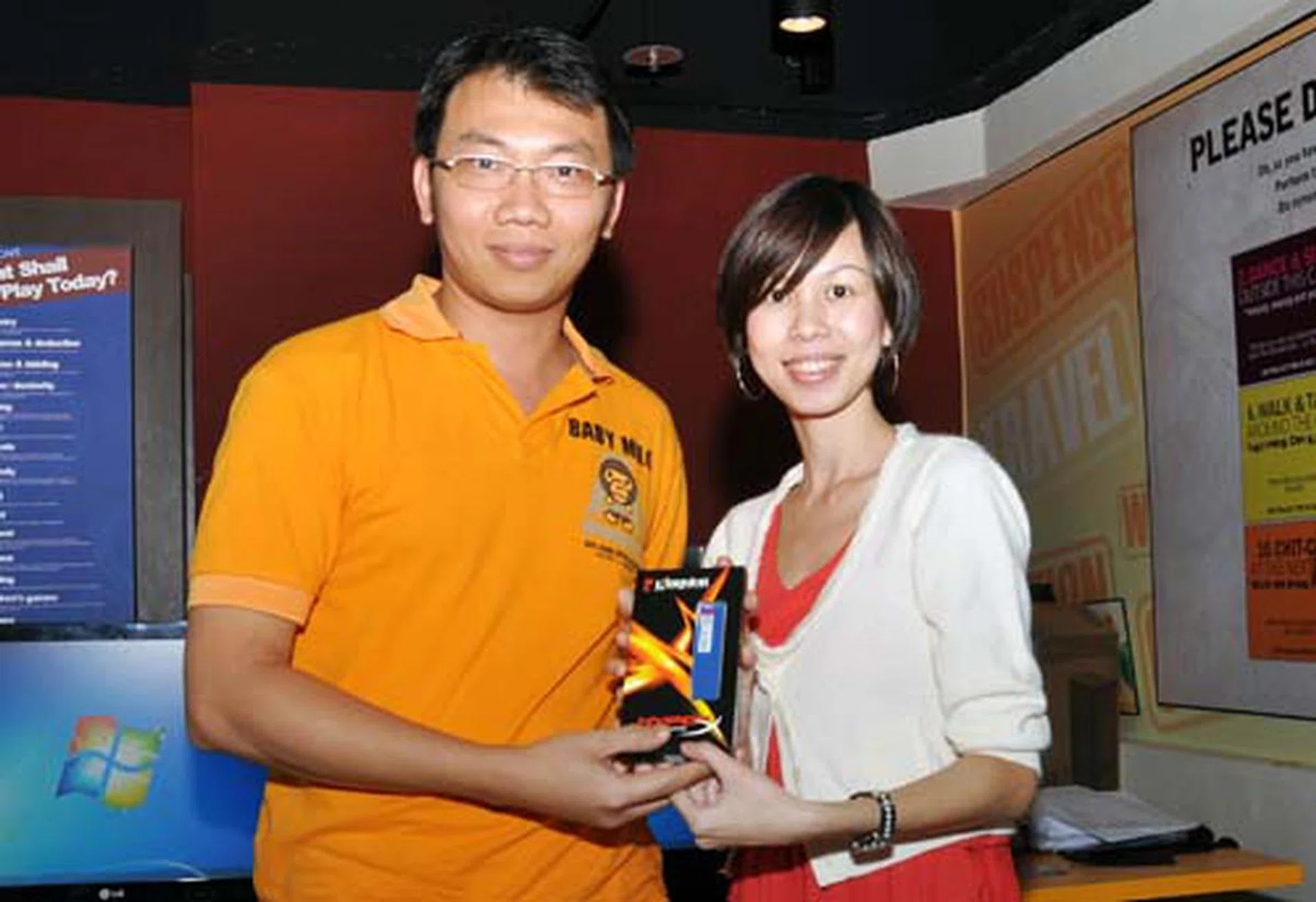 Another lucky winner, Mr Teo Choon Poh, being presented with Kingston's HyperX 4GB DDR3-1600 RAM from Ms Carmen Lee, Convergent Systems.