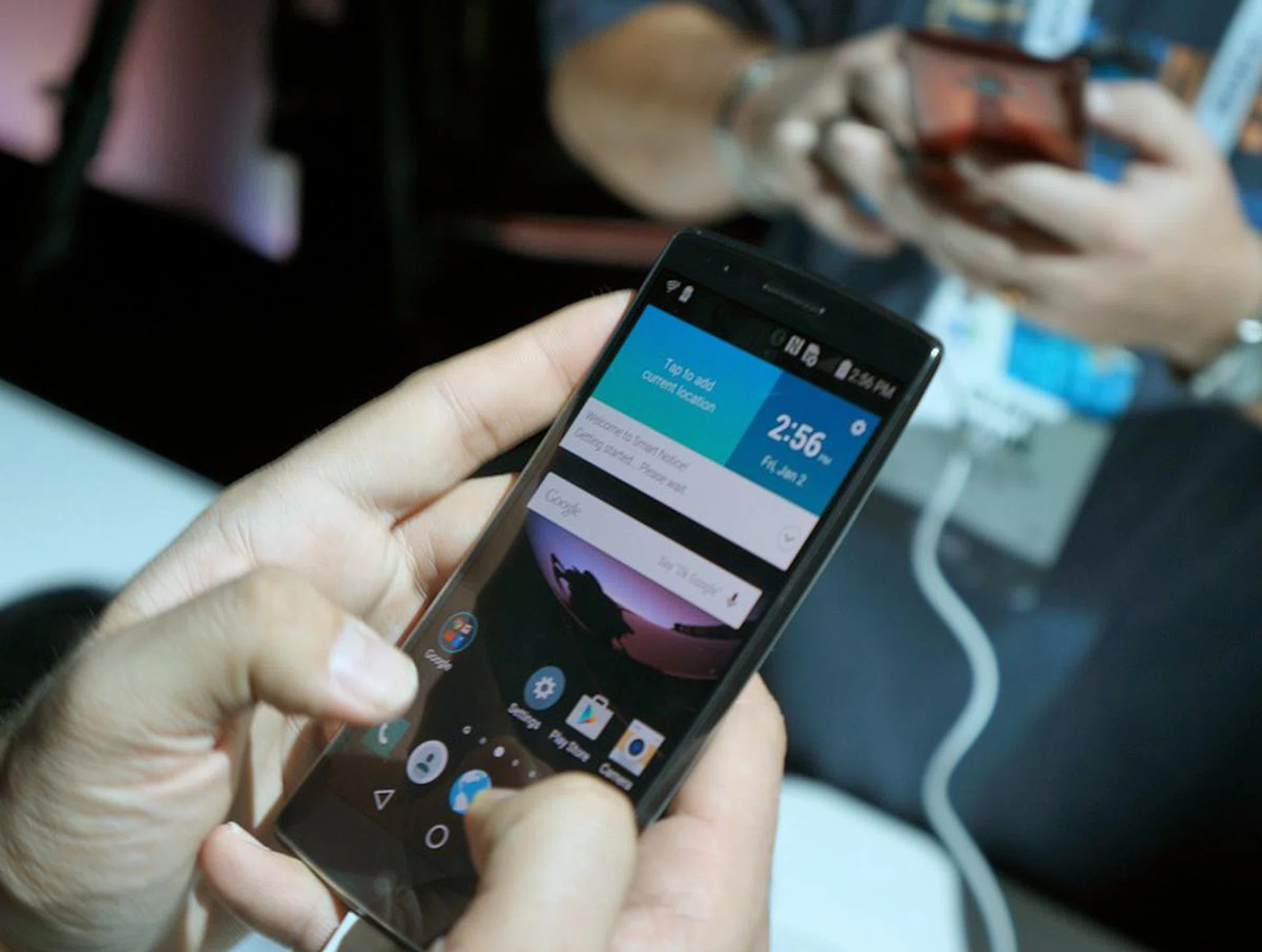 The LG G Flex 2 seems to pretty comfortable to use in its new form factor. Perhaps the gentle curvature from both axis helps too. In the background, you can notice there's a new red variant added to the series.